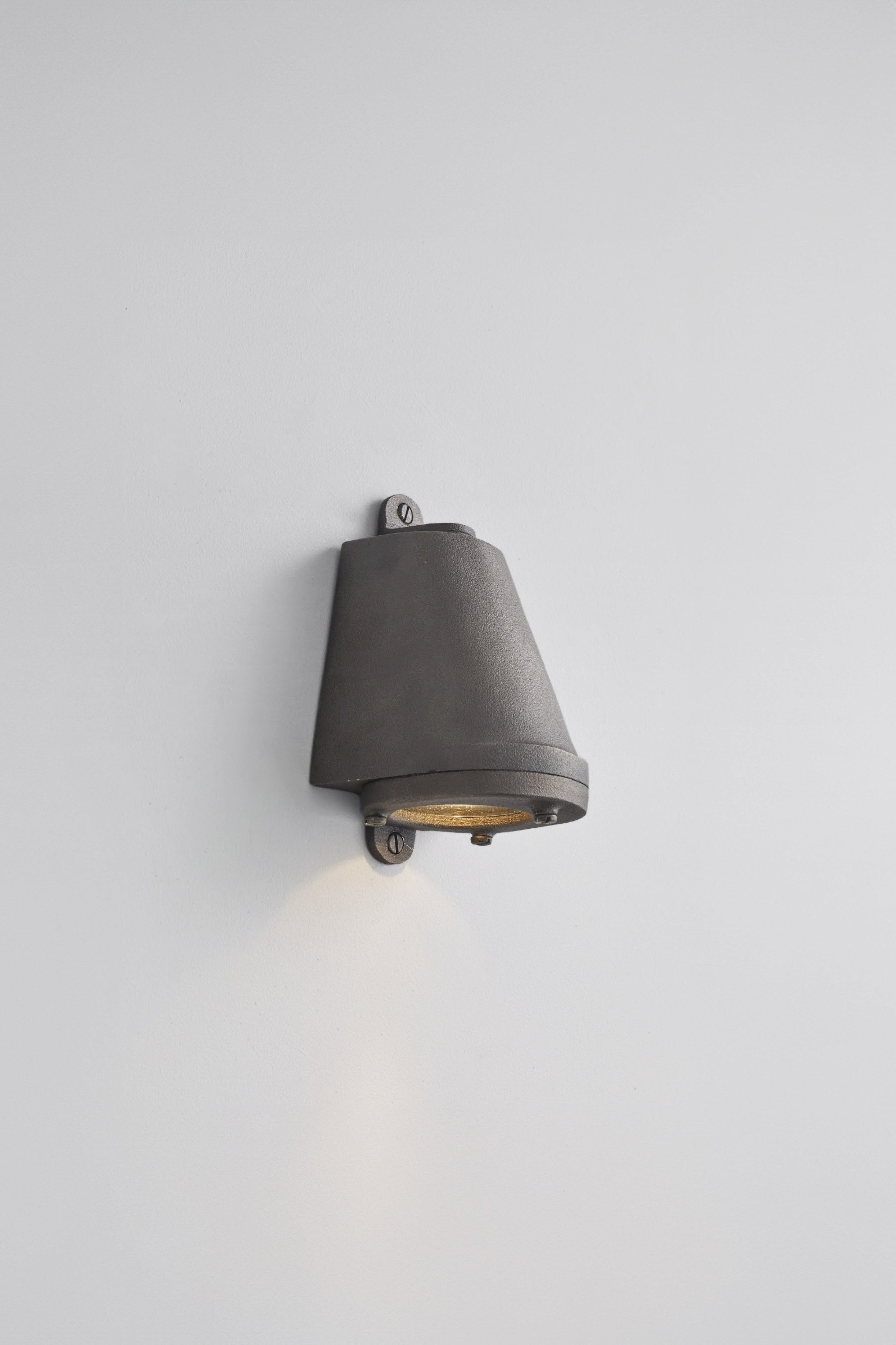 Mast Light, Mains LED