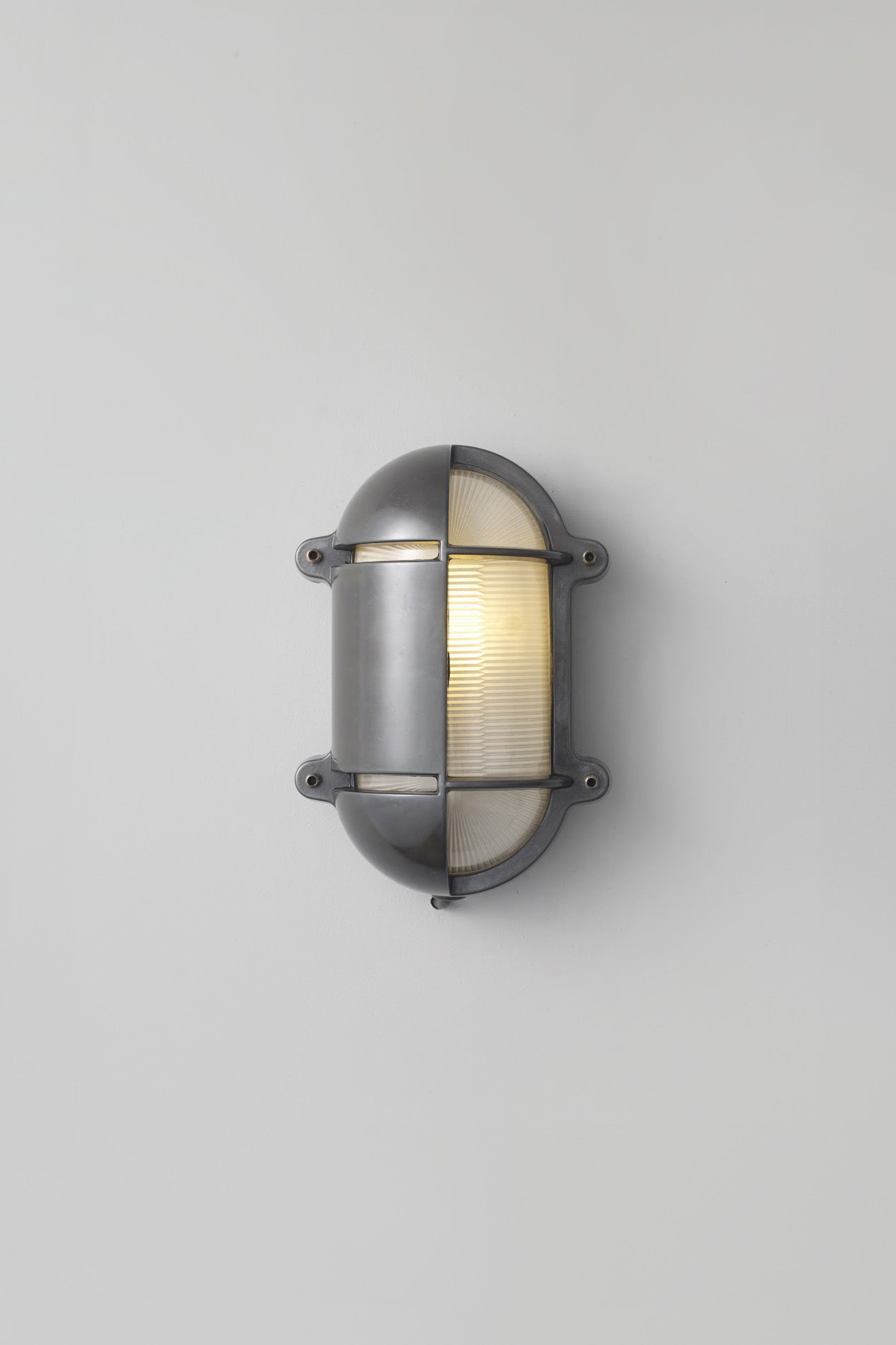 Bulkhead 7435 Ovale Wandleuchte aus Messing