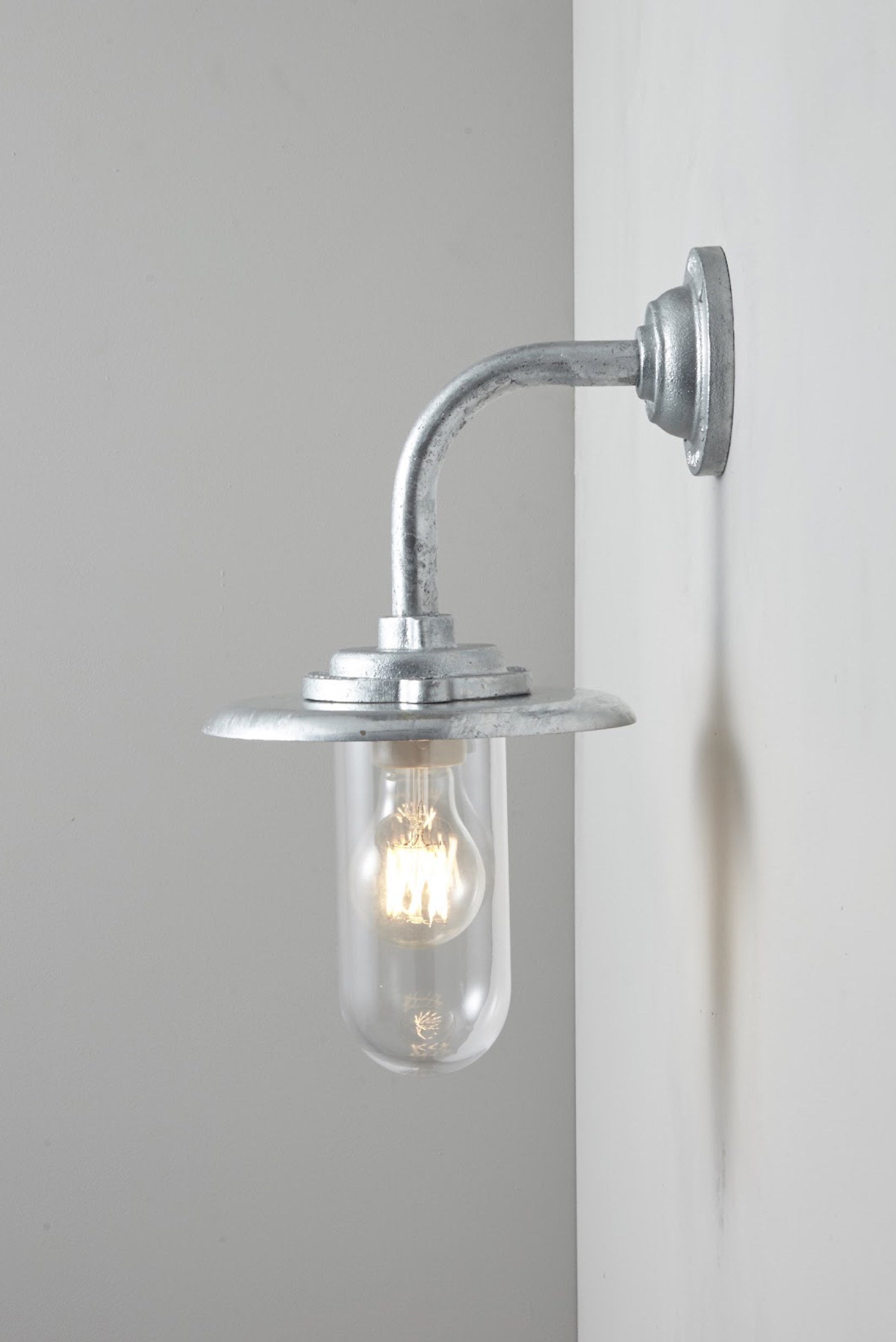 Exterior Bracket Light, 60W, 7677