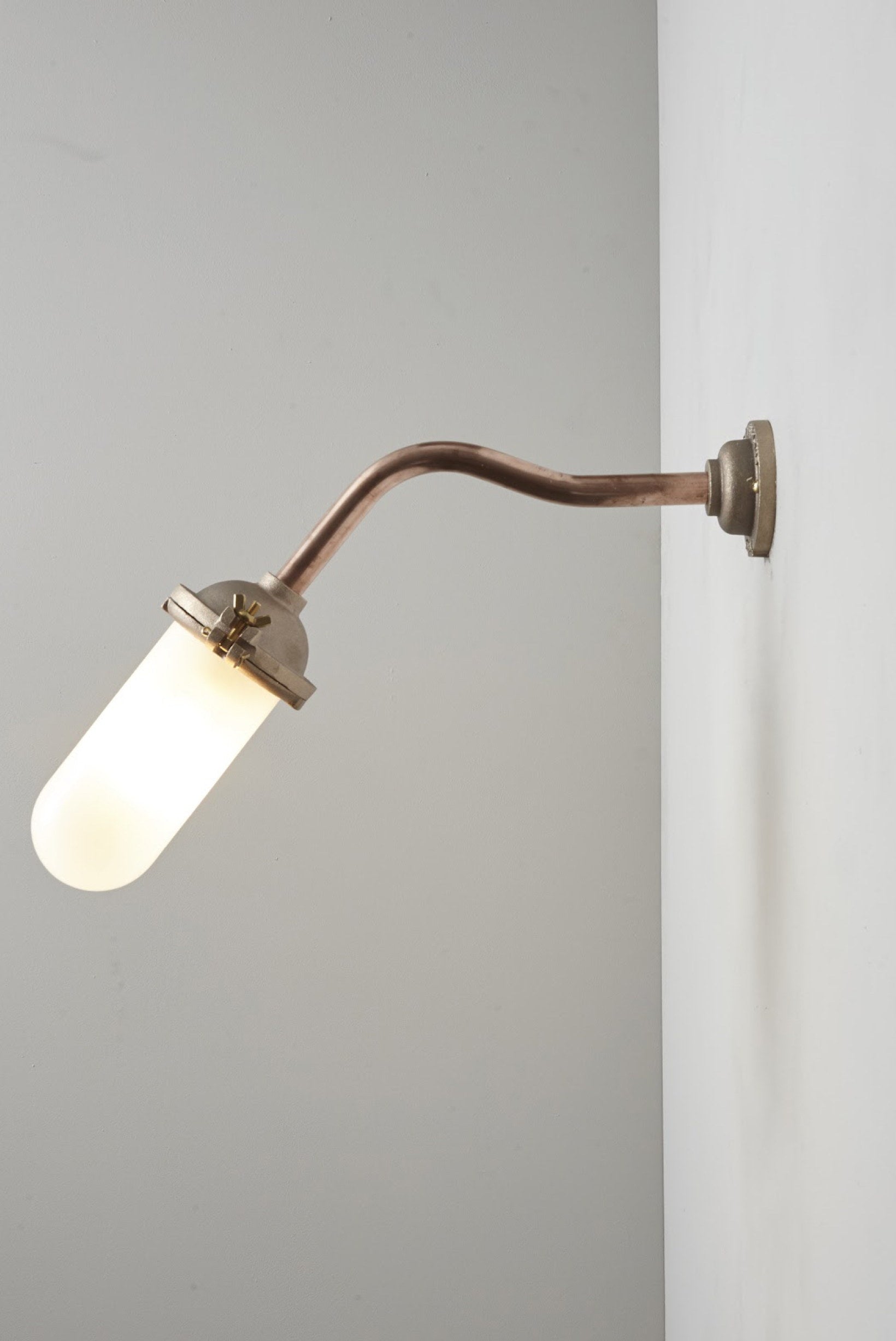 Bracket Light 7684 Außenleuchte, Geschwungen, Runde Rosette