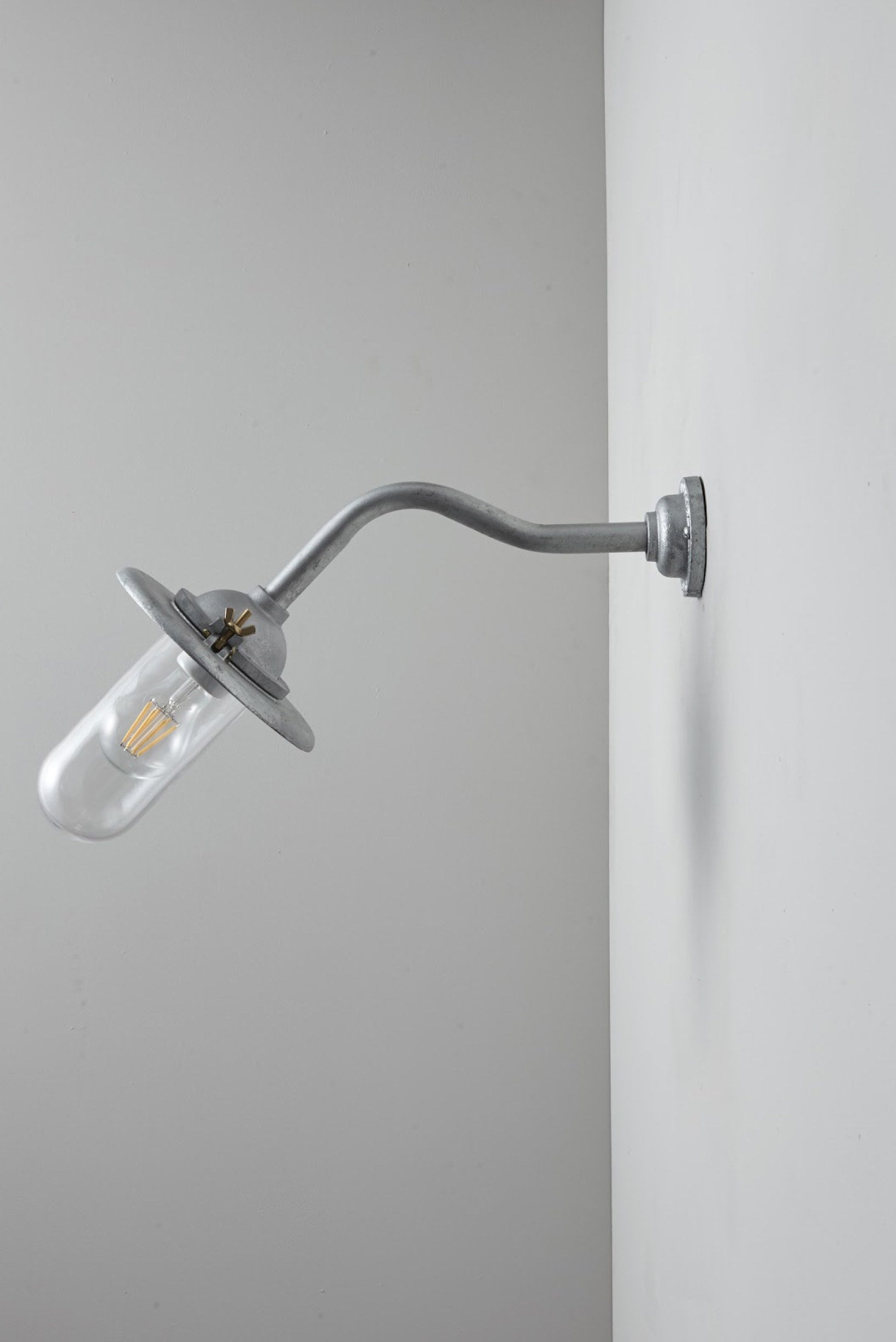 Bracket Light 7685 Außenleuchte, Geschwungen, Runde Rosette