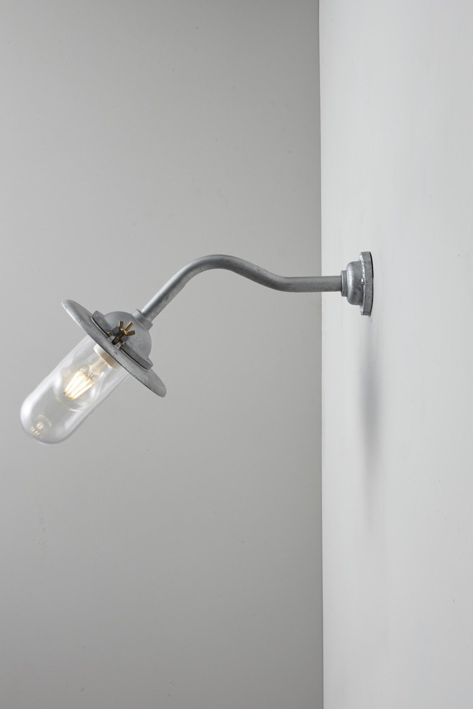 Bracket Light 7685 Außenleuchte, Geschwungen, Runde Rosette