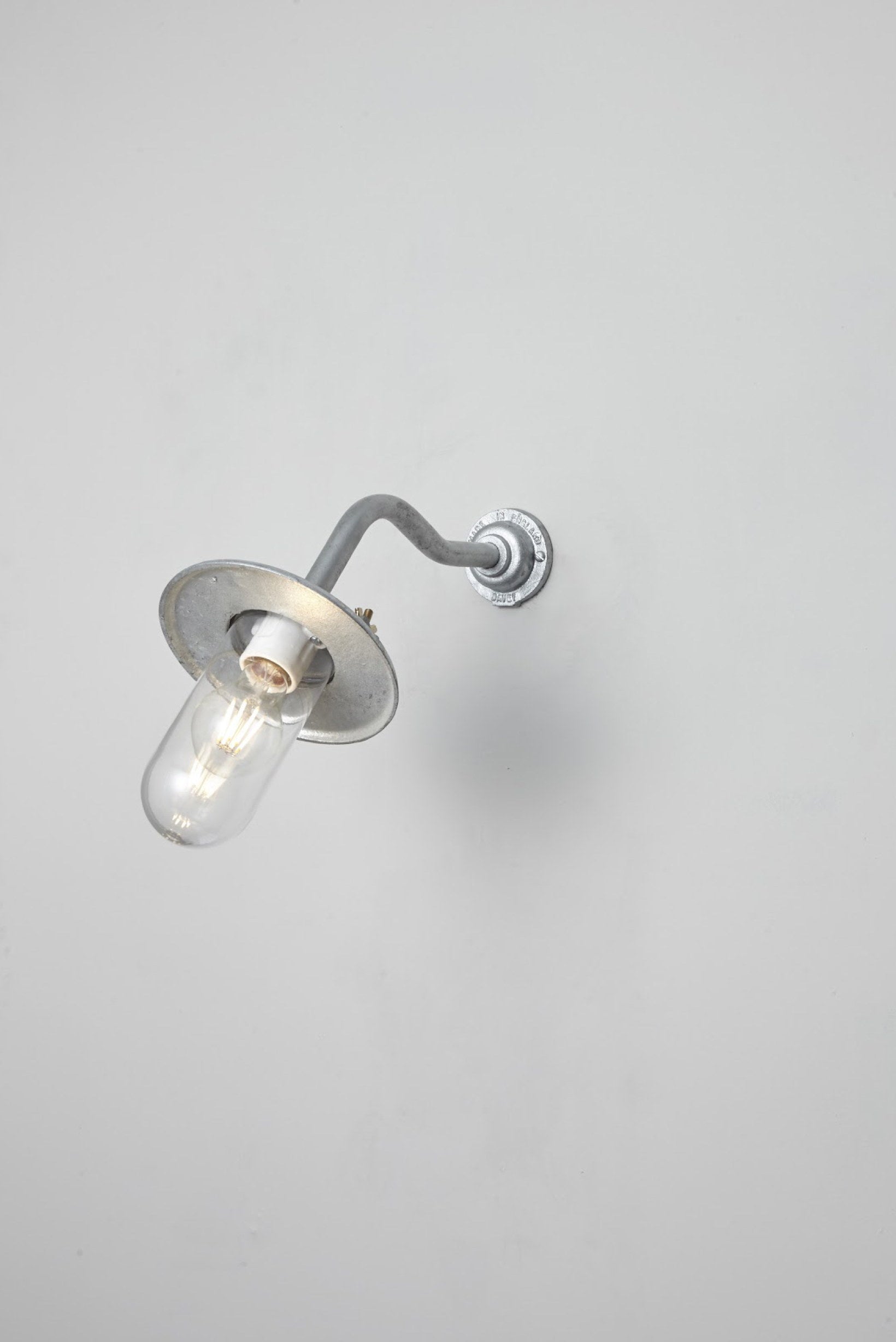 Bracket Light 7685 Außenleuchte, Geschwungen, Runde Rosette