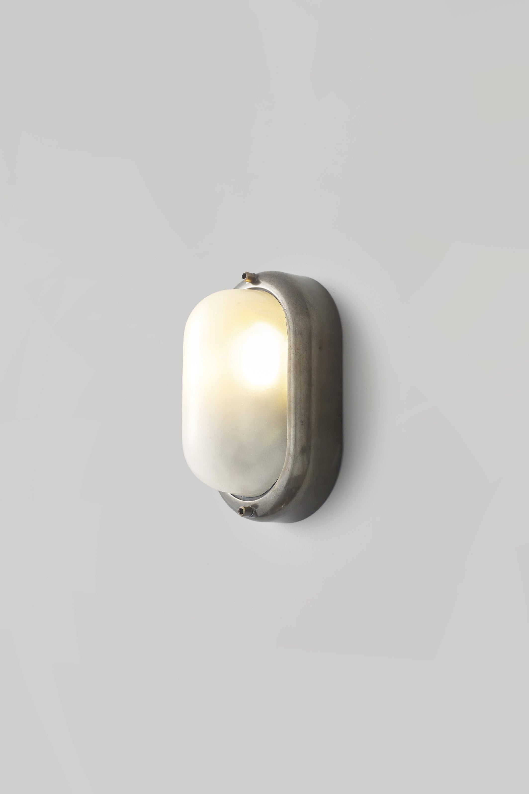 Small Exterior Oval Bulkhead 8124