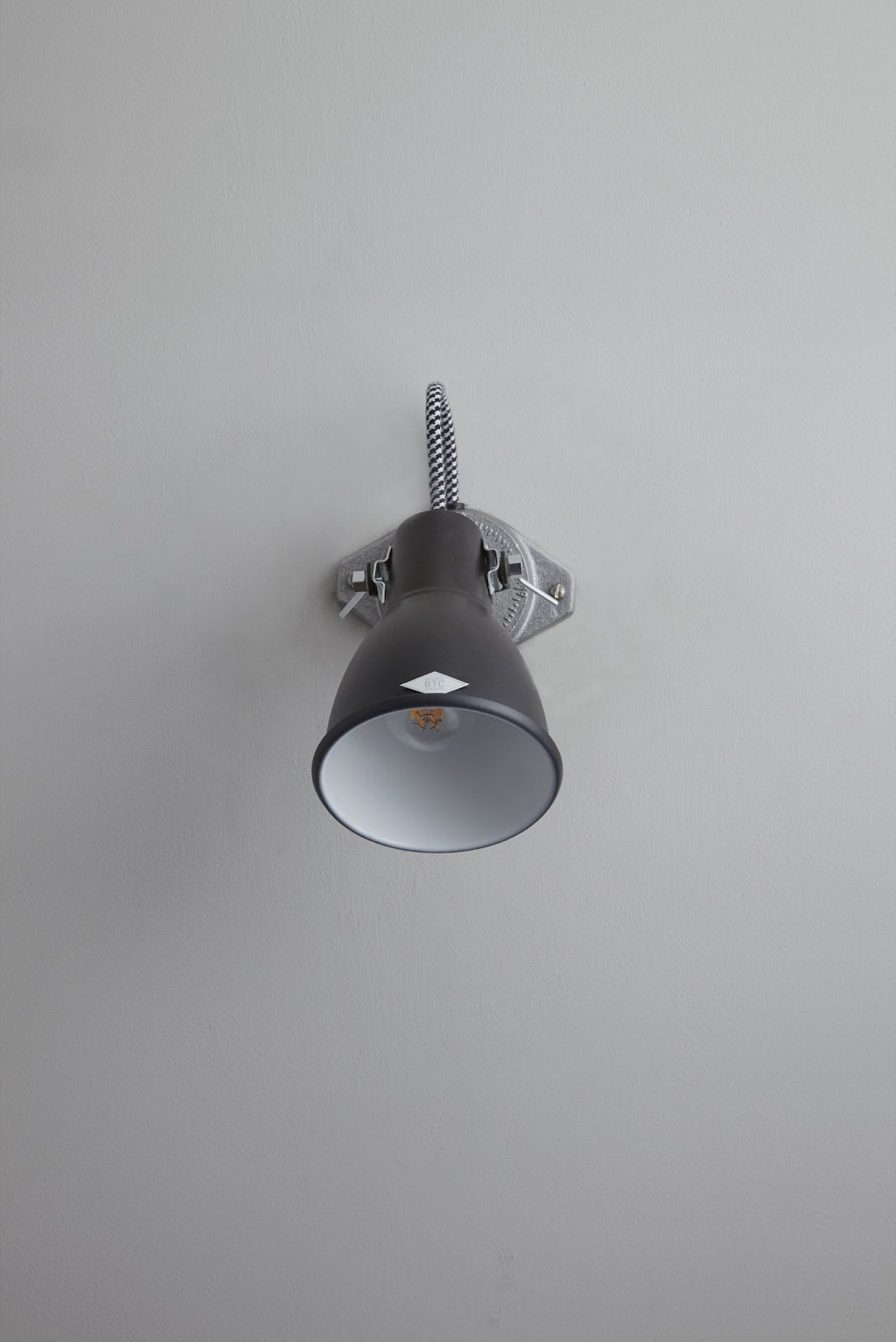 Stirrup 1 Wandleuchte