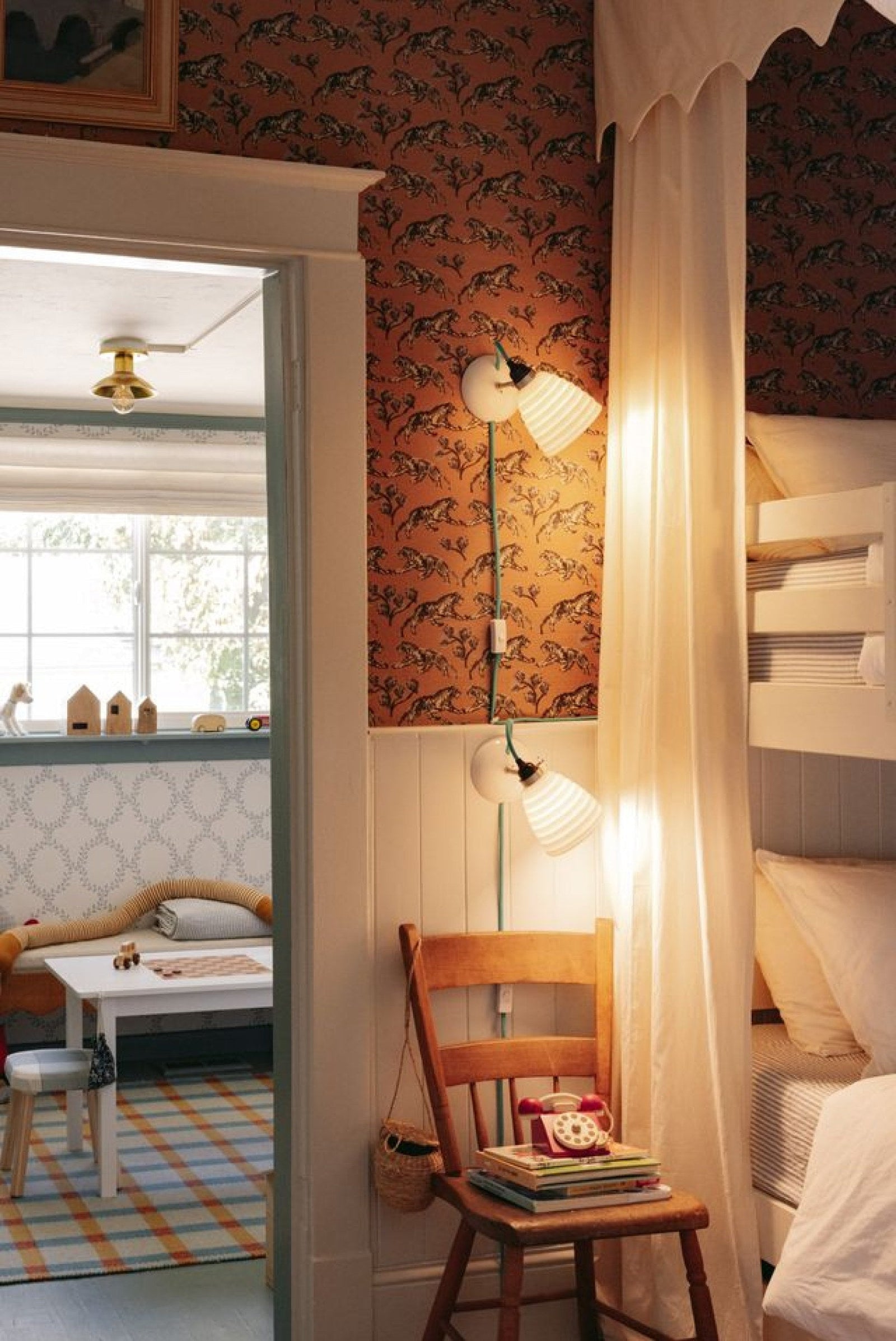 Variant Image for Natural White / Yellow