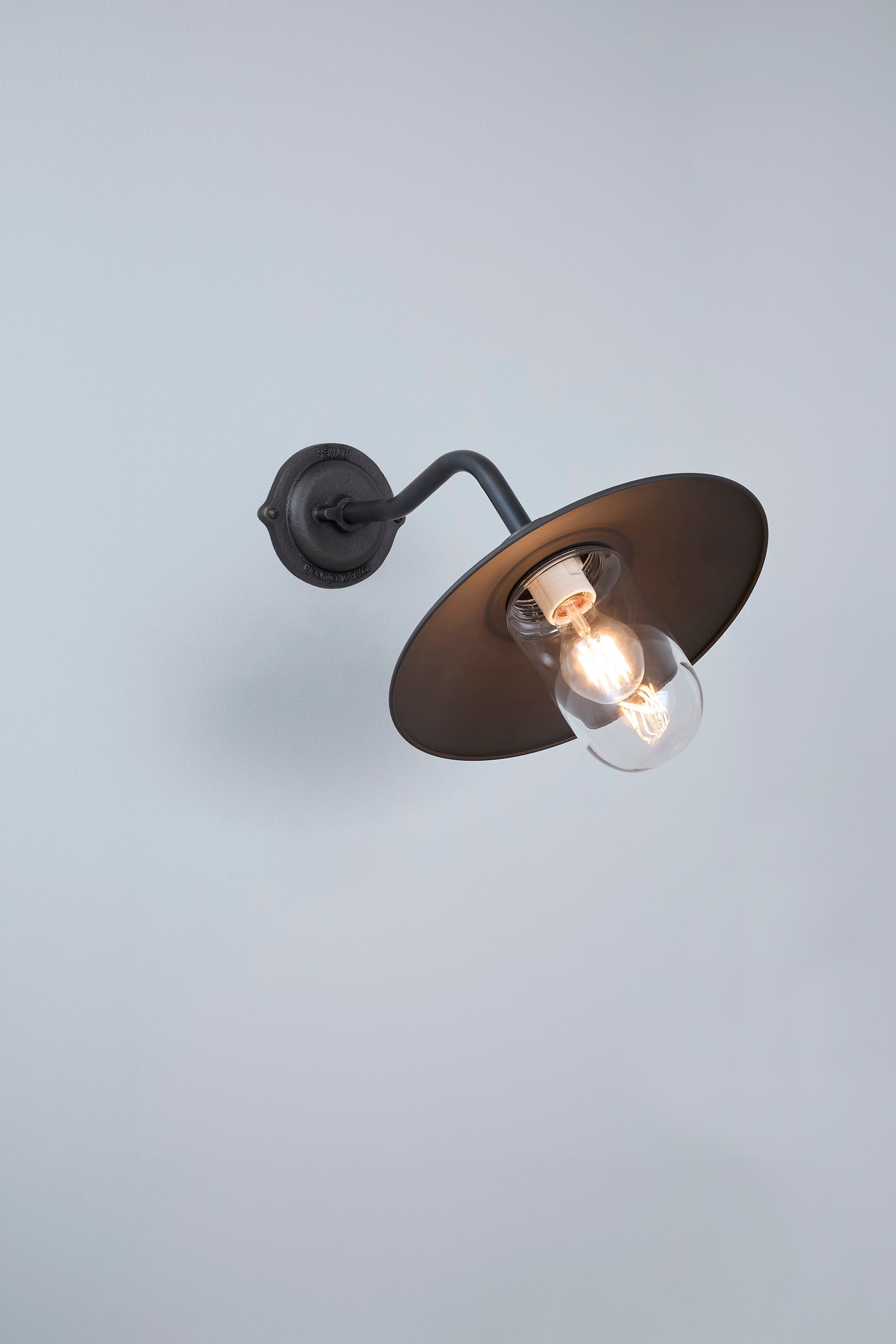 Bracket Light 7680 Außenleuchte, Geschwungen, Runde Rosette