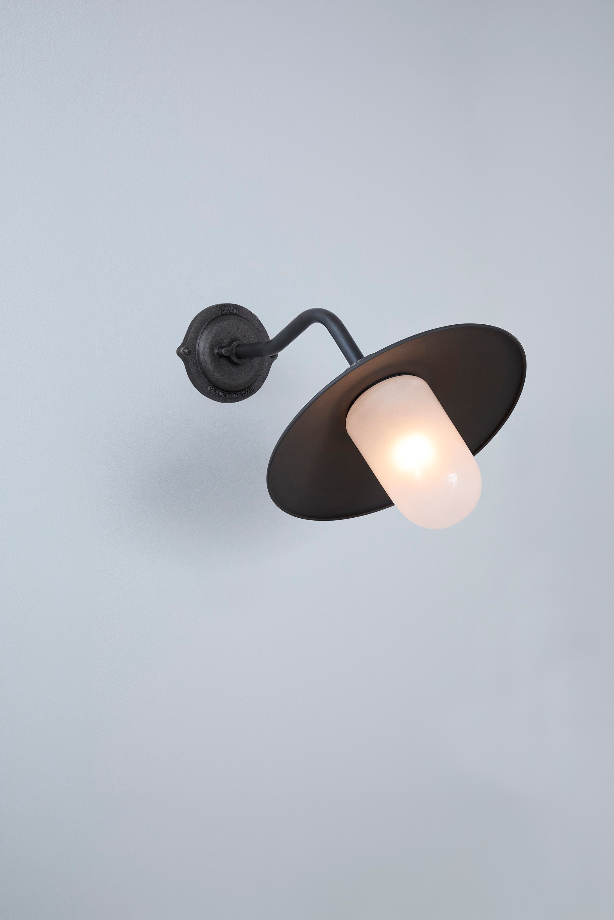 Bracket Light 7680 Außenleuchte, Geschwungen, Runde Rosette
