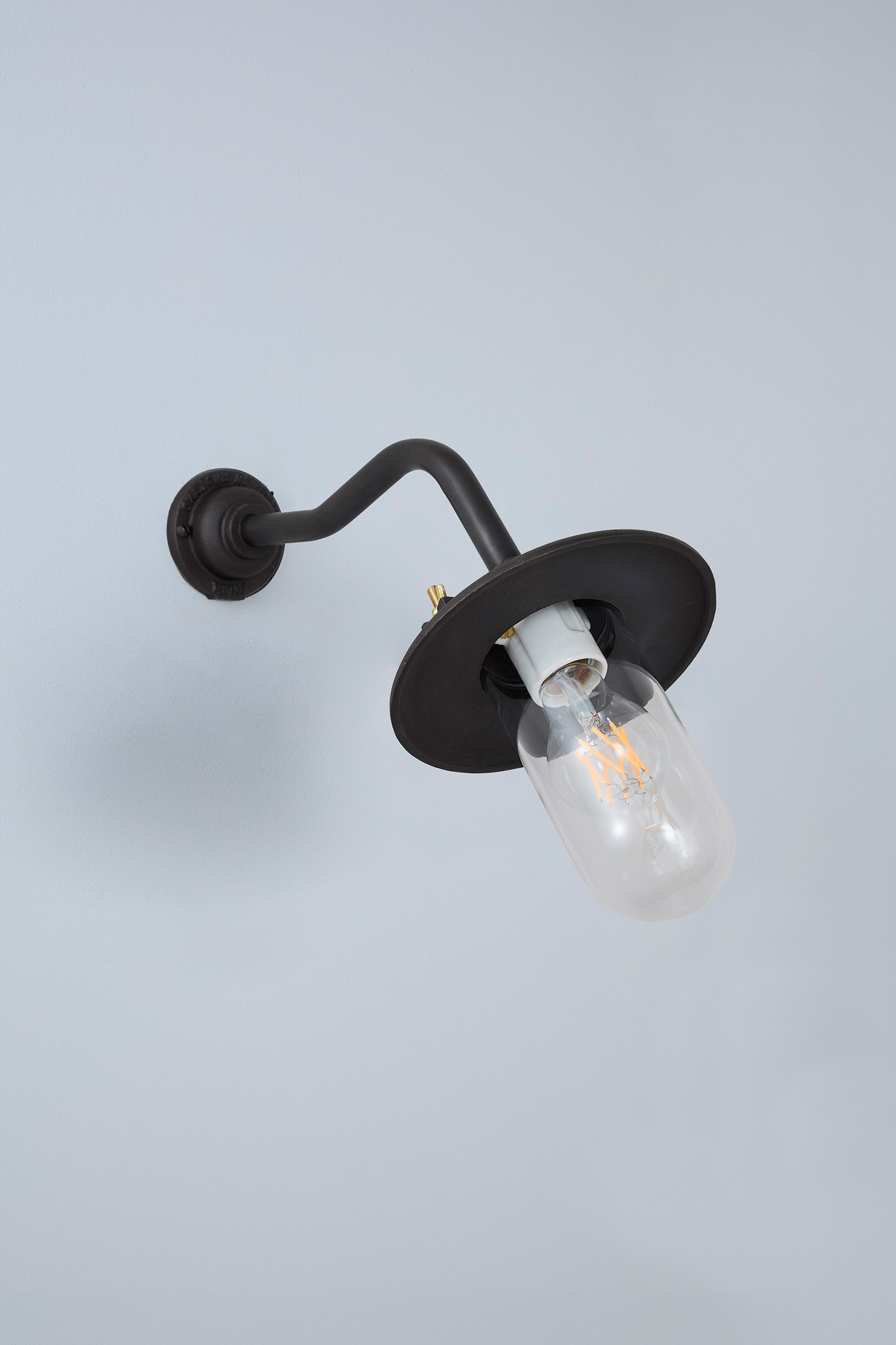 Bracket Light 7685 Außenleuchte, Geschwungen, Runde Rosette
