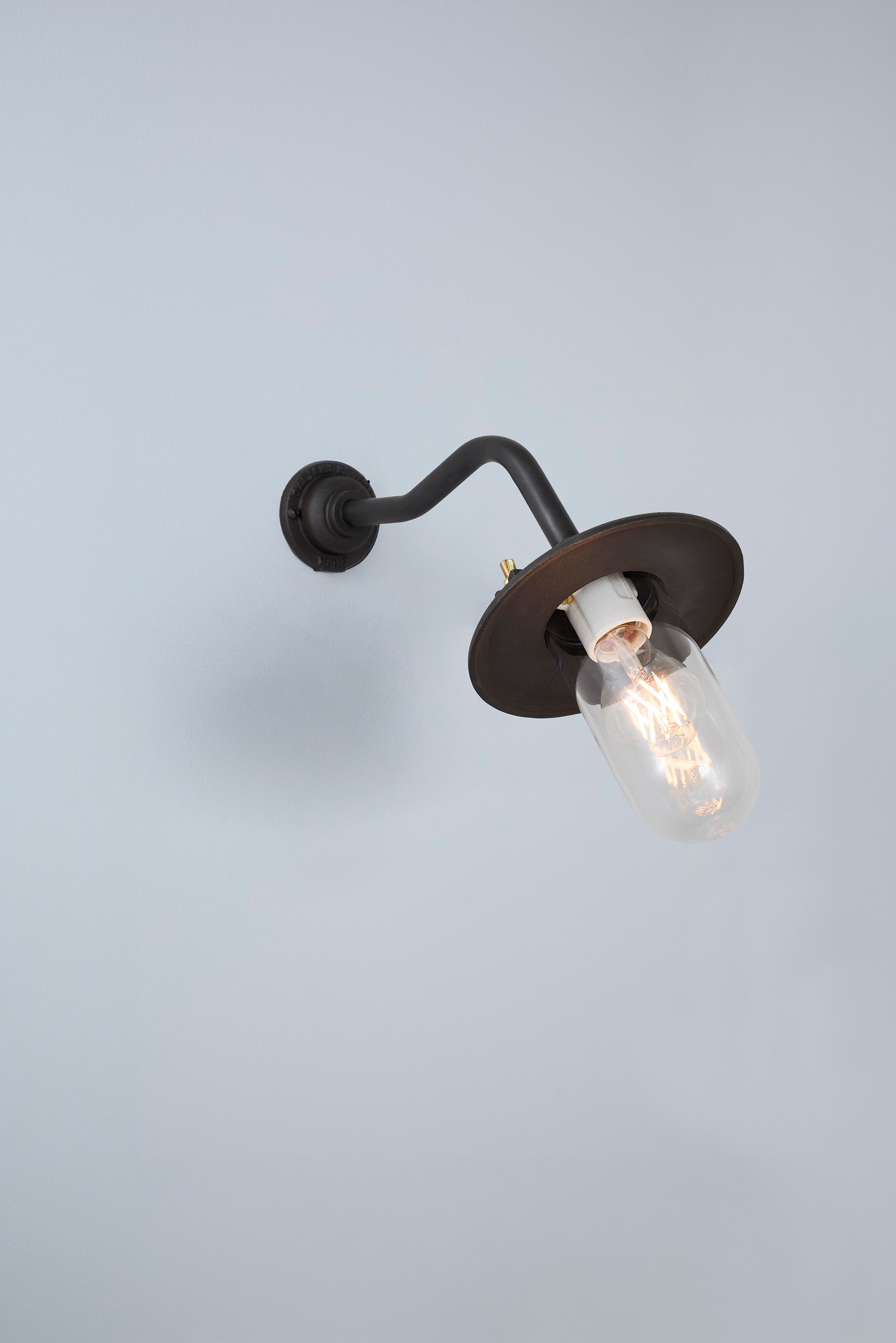 Bracket Light 7685 Außenleuchte, Geschwungen, Runde Rosette