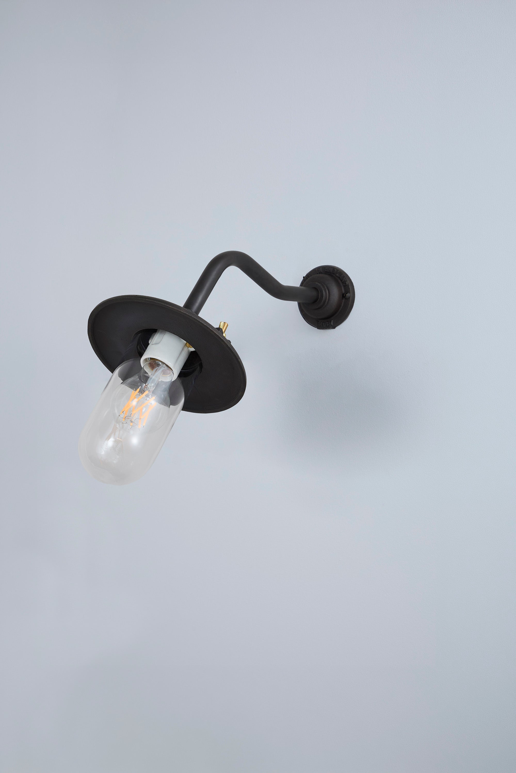Bracket Light 7685 Außenleuchte, Geschwungen, Runde Rosette