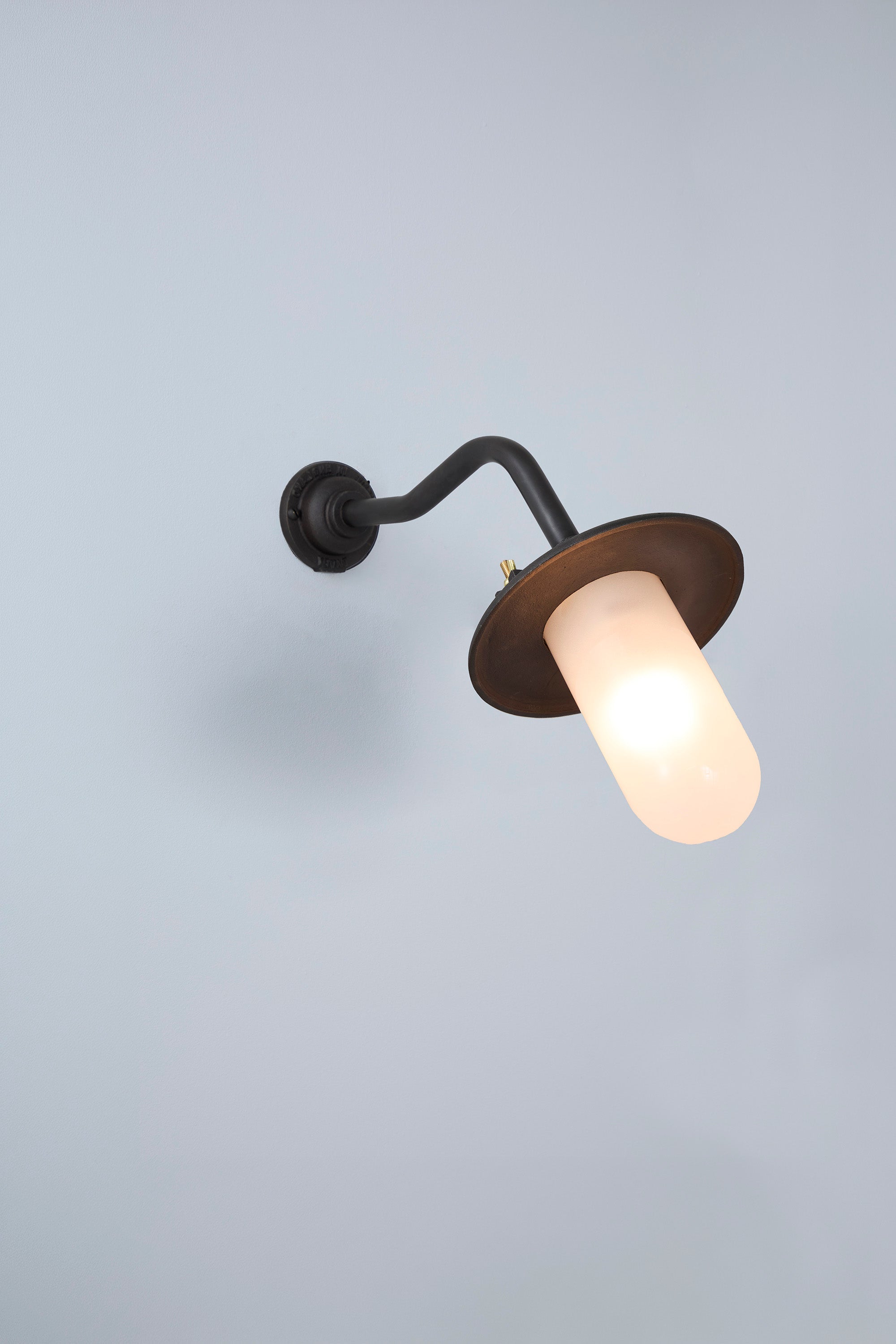 Bracket Light 7685 Außenleuchte, Geschwungen, Runde Rosette