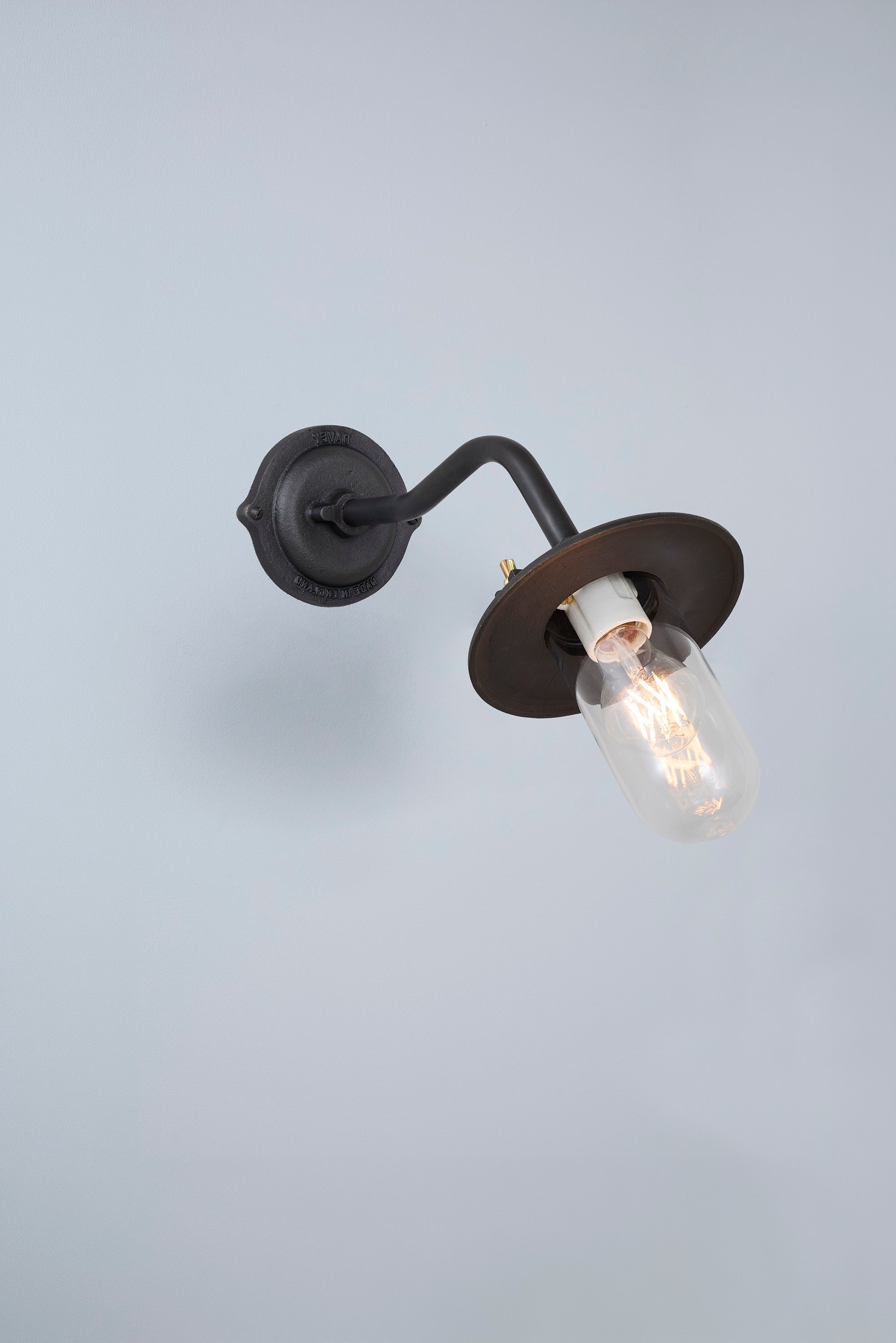 Bracket Light 7685 Außenleuchte, Geschwungen, Runde Rosette