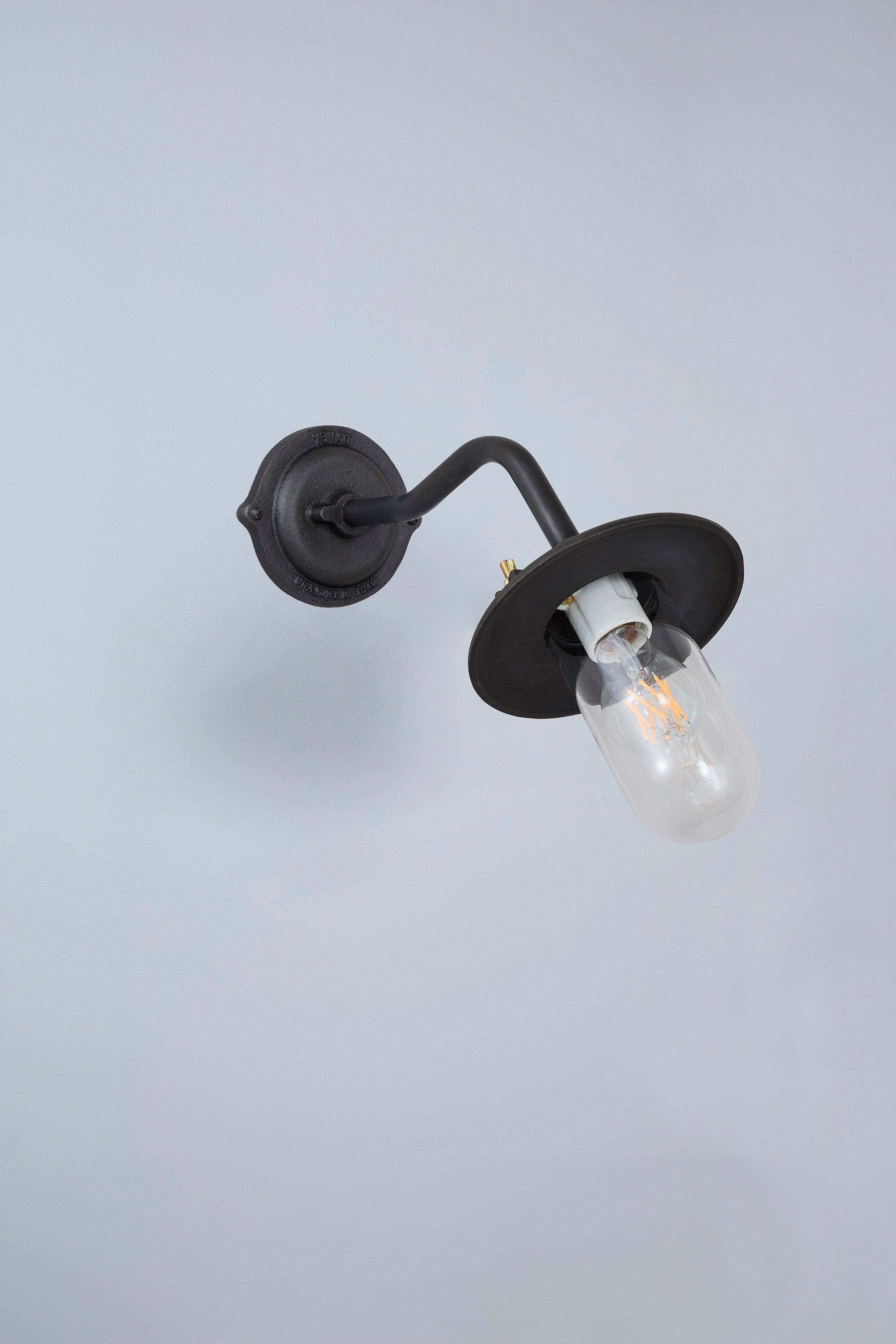 Bracket Light 7685 Außenleuchte, Geschwungen, Runde Rosette