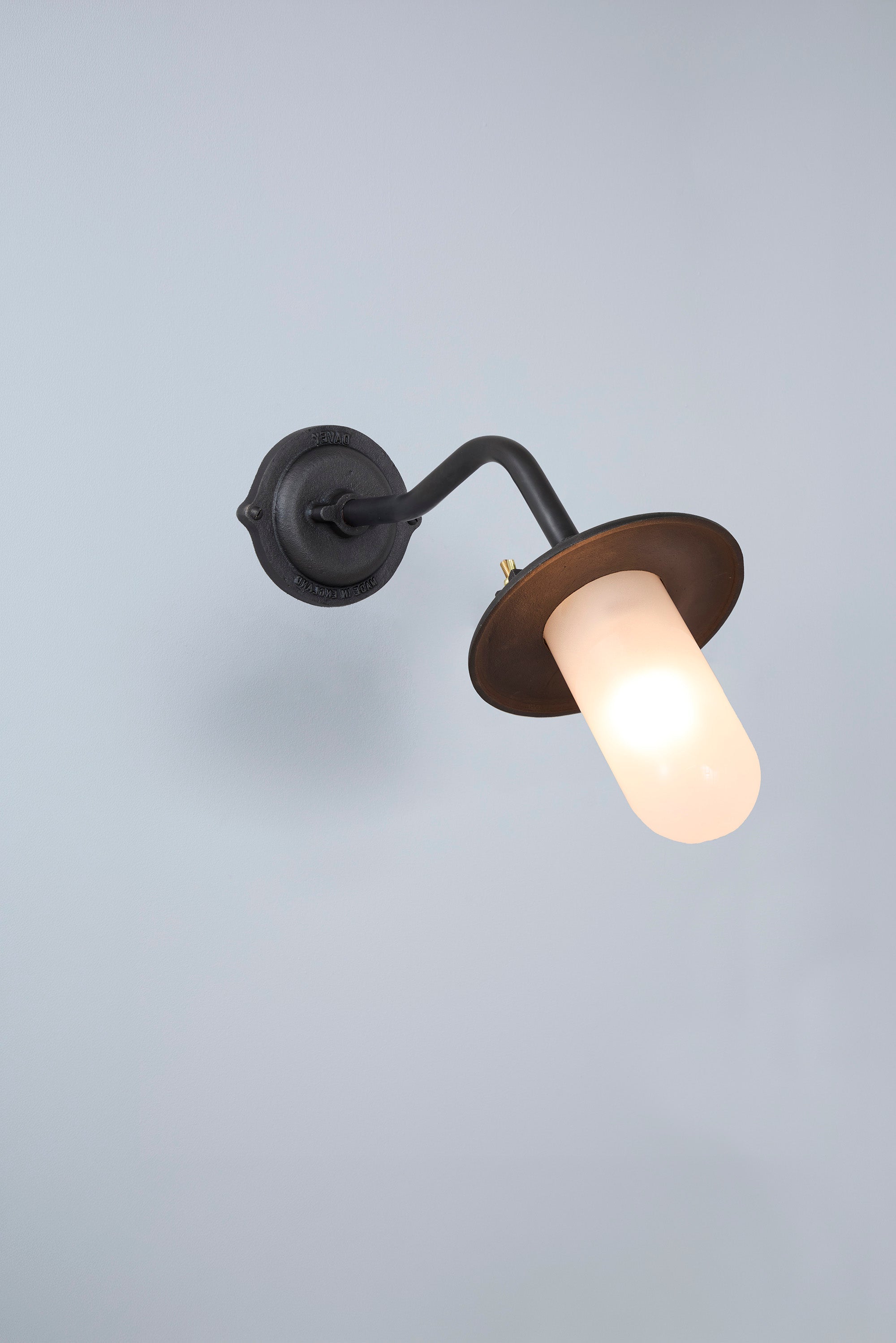Bracket Light 7685 Außenleuchte, Geschwungen, Runde Rosette