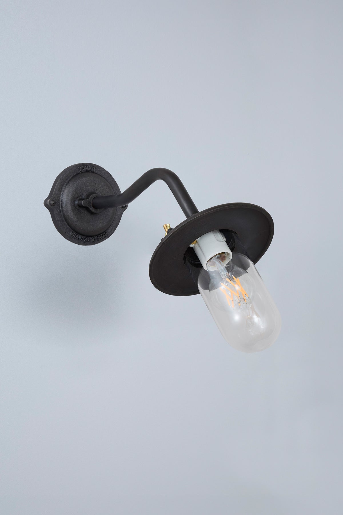 Bracket Light 7685 Außenleuchte, Geschwungen, Runde Rosette