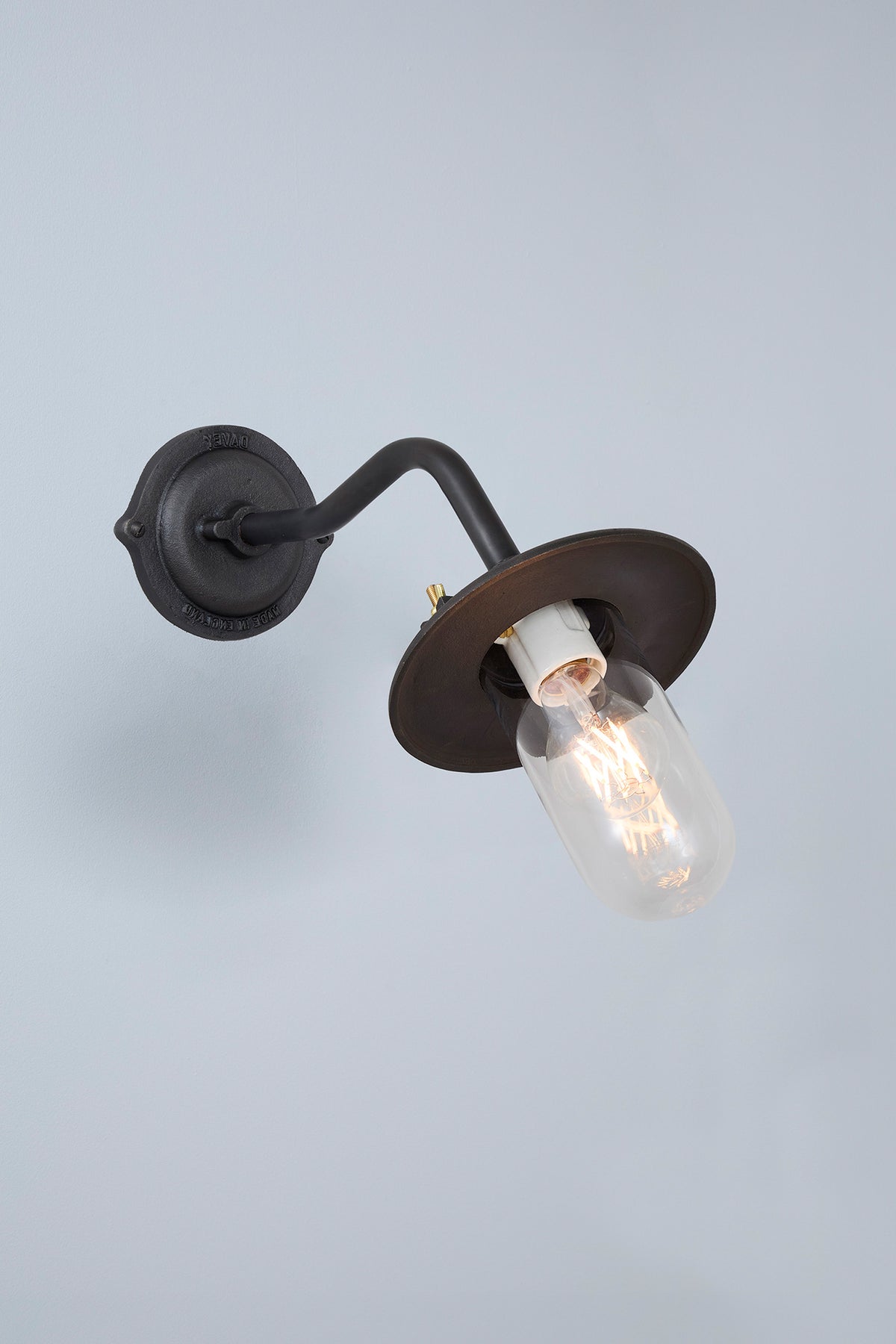 Bracket Light 7685 Außenleuchte, Geschwungen, Runde Rosette