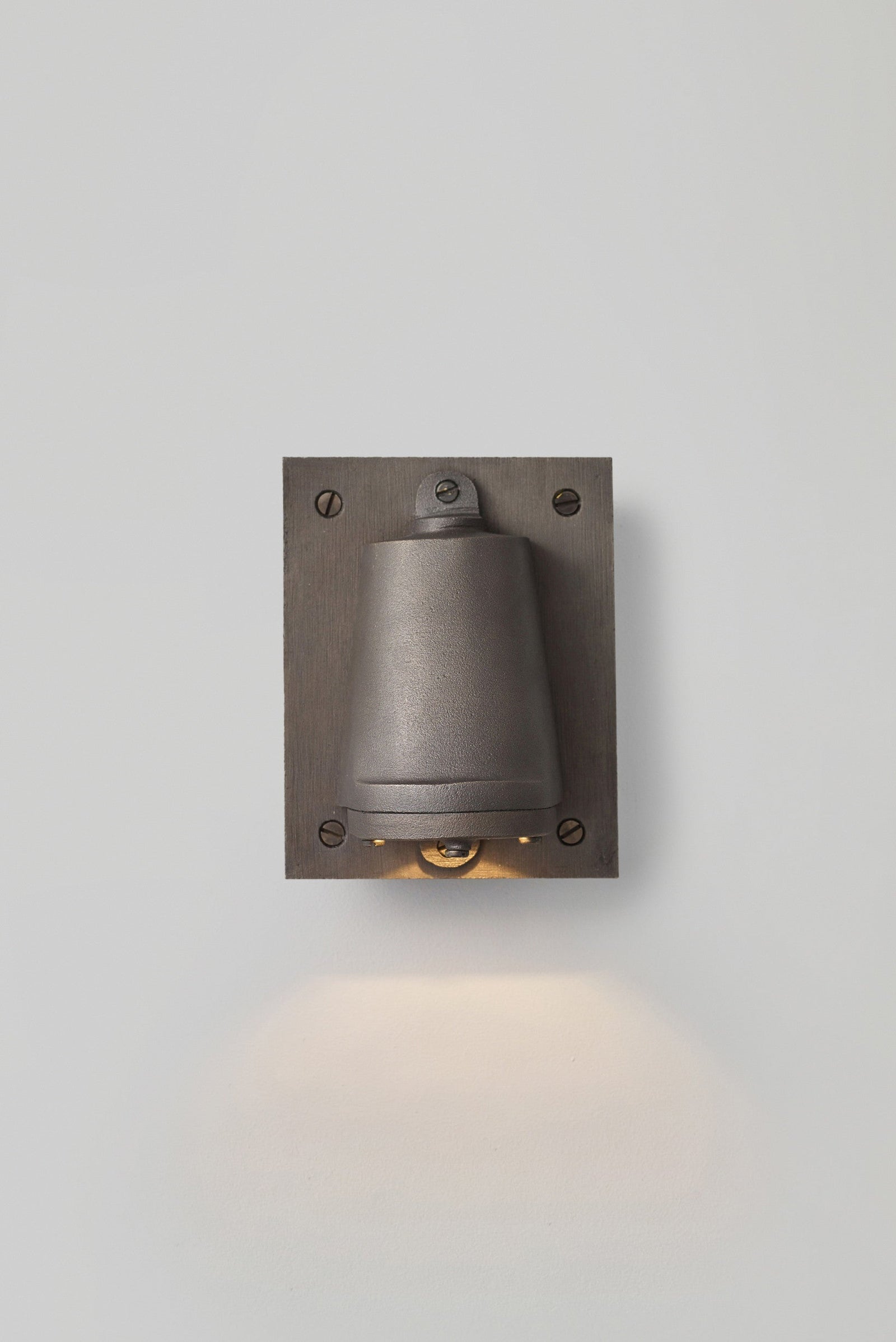 Variant Image for Sandgestrahlte patinierte Bronze