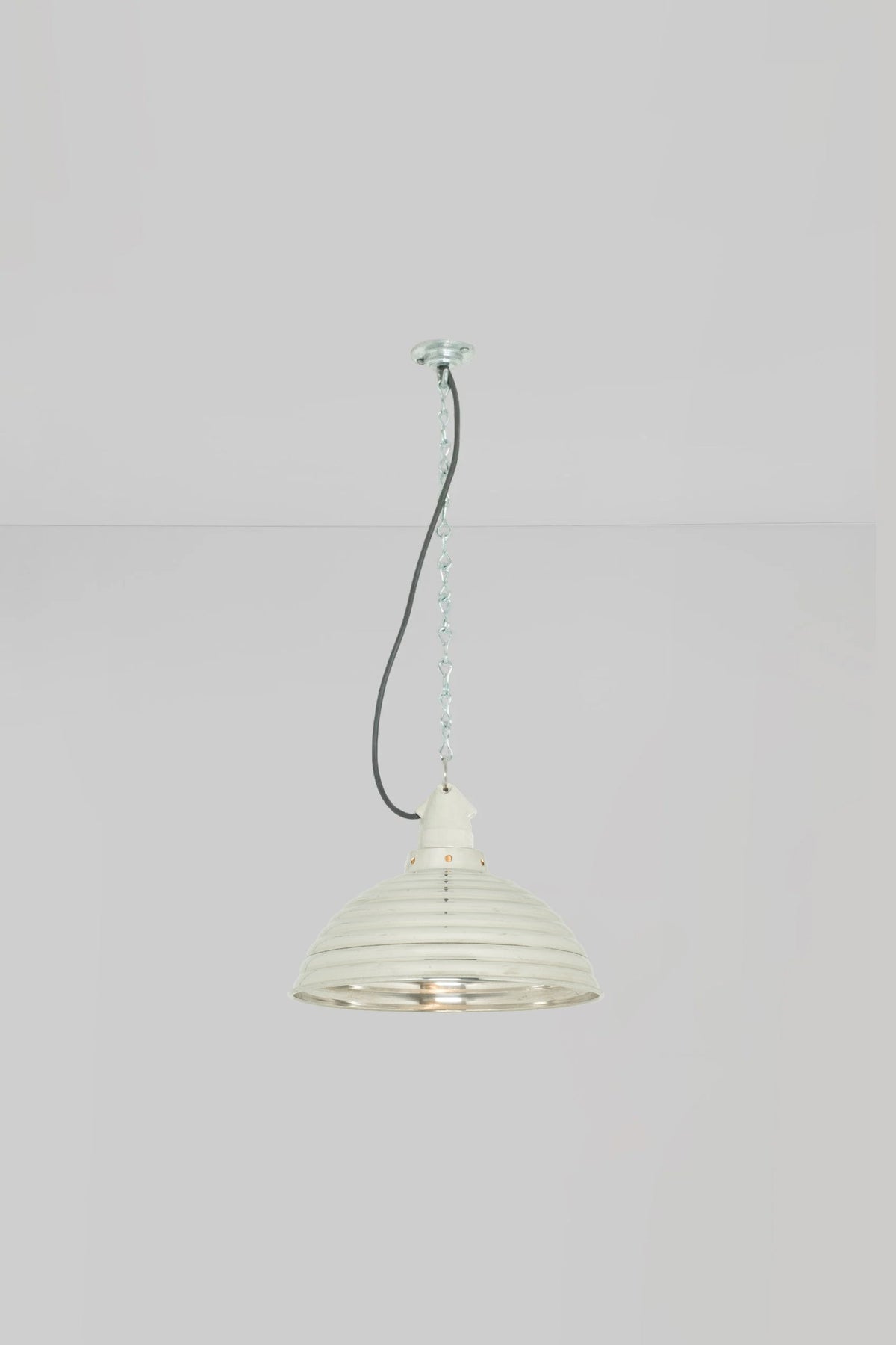 Spun Ripple with Suspension Lampholder