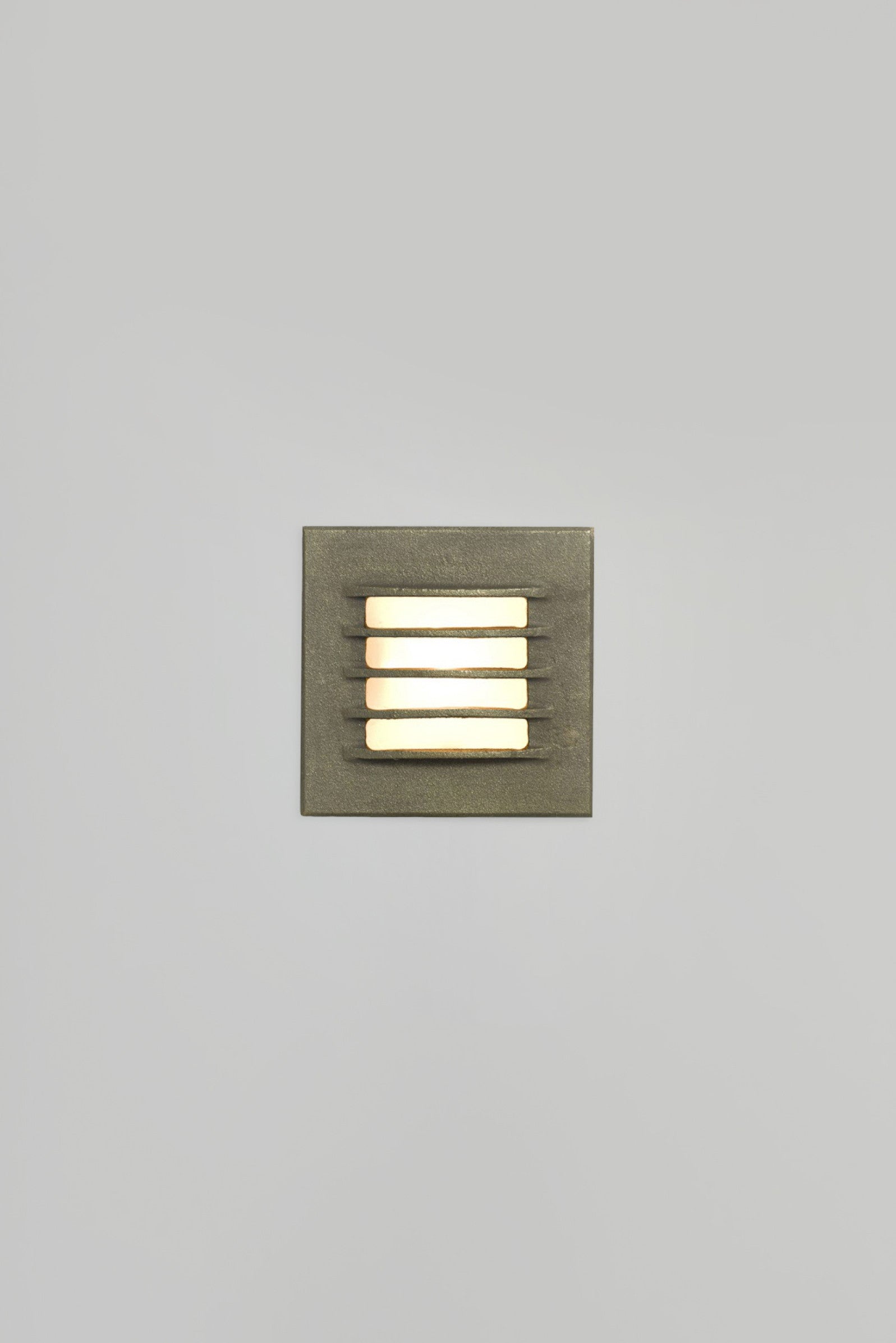 Variant Image for Sandgestrahlte patinierte Bronze / Mattglas