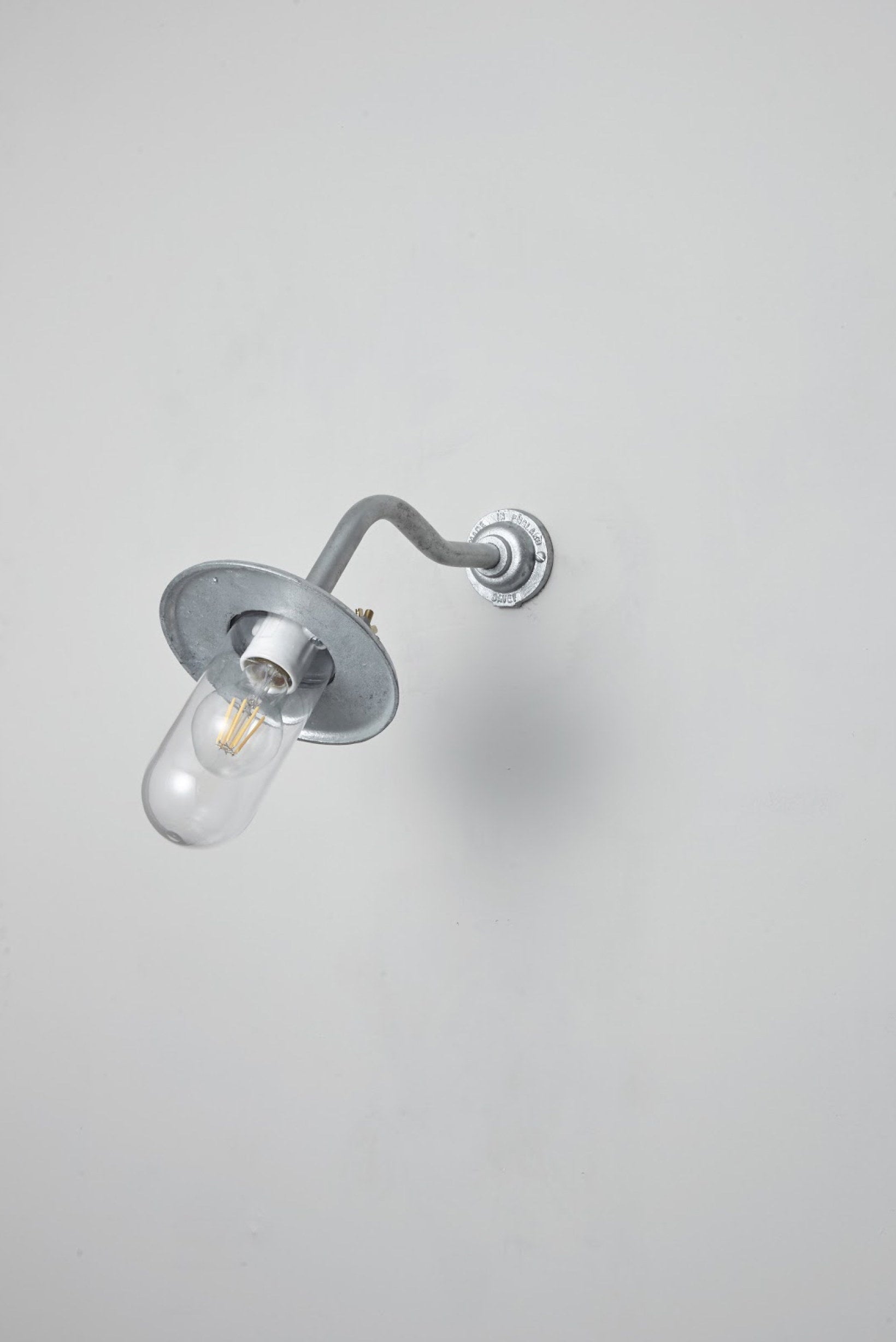 Bracket Light 7685 Außenleuchte, Geschwungen, Runde Rosette