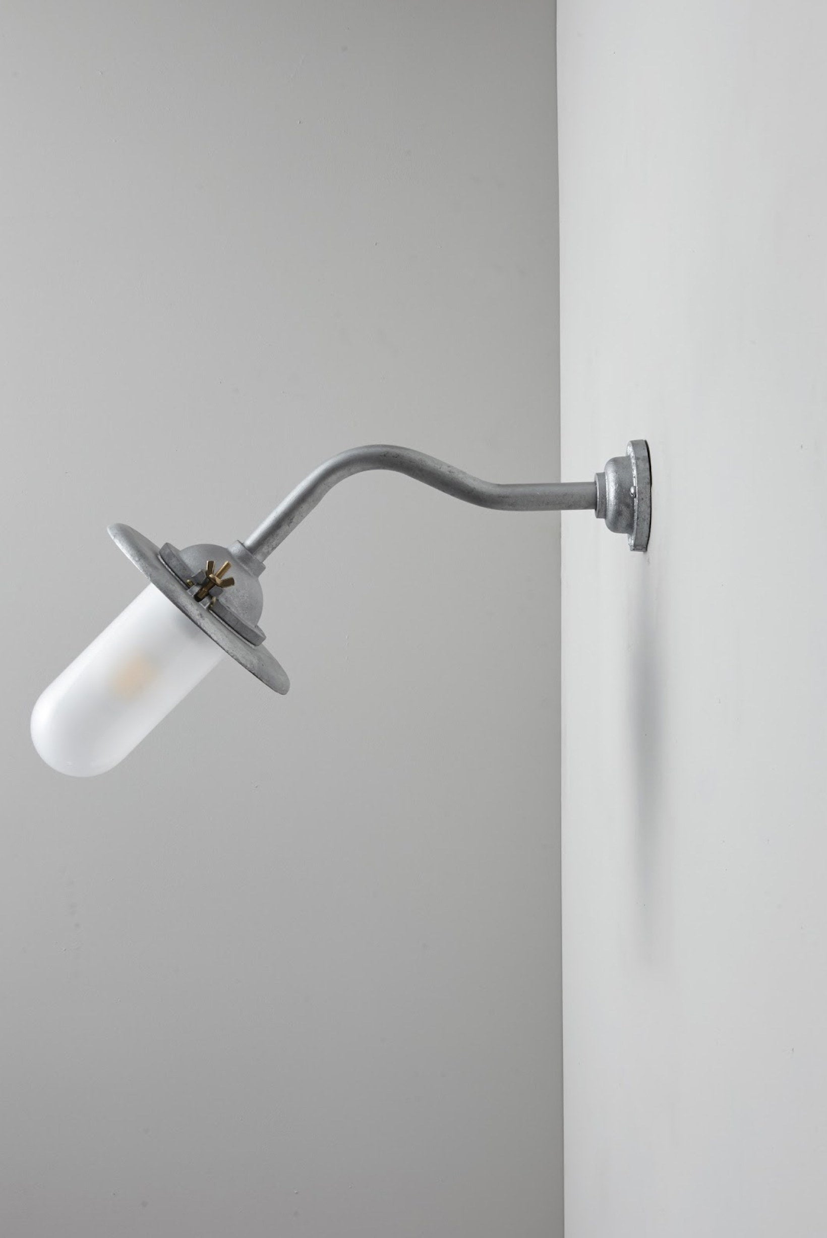 Bracket Light 7685 Außenleuchte, Geschwungen, Runde Rosette