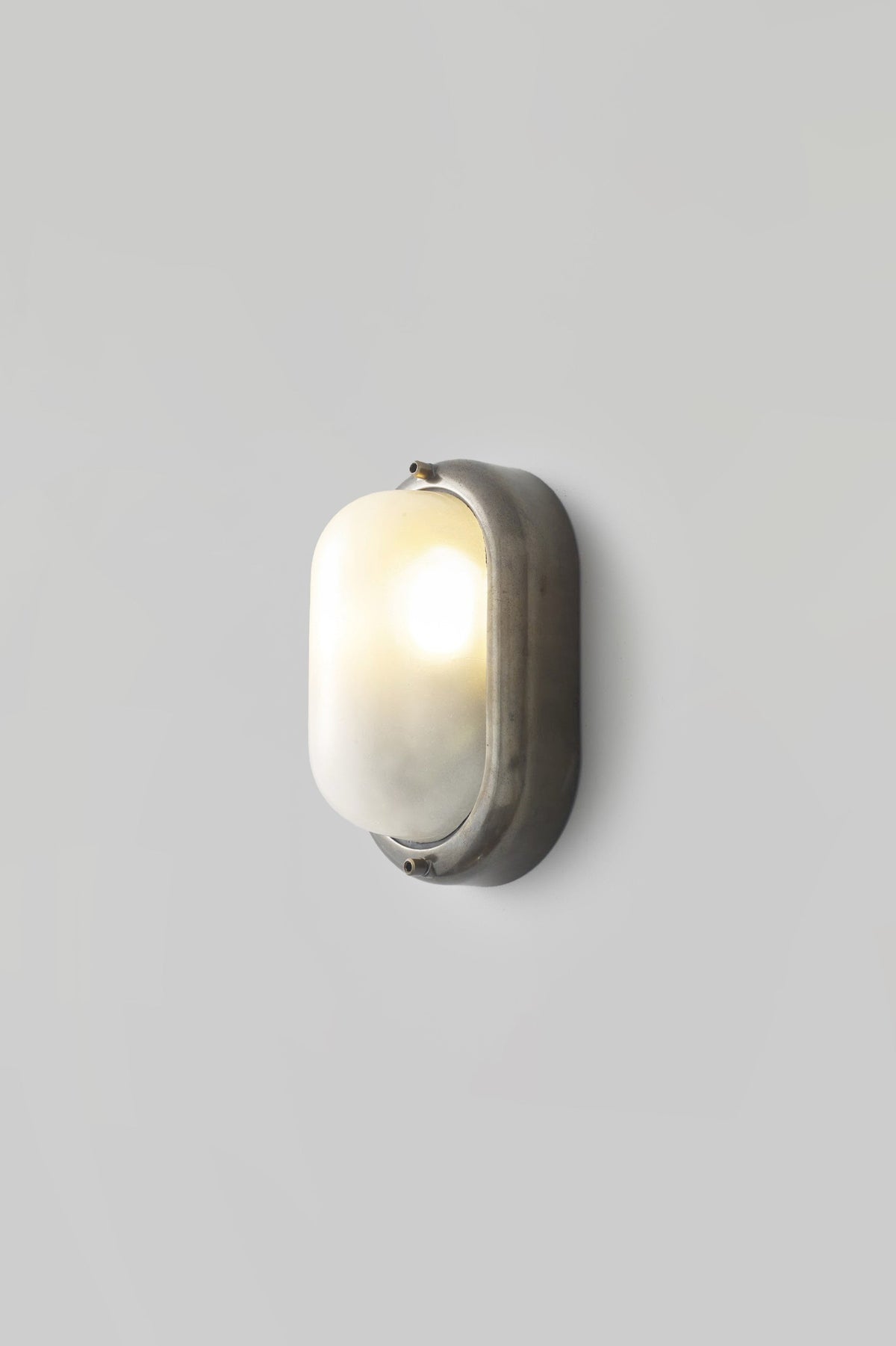 Small Exterior Oval Bulkhead 8124