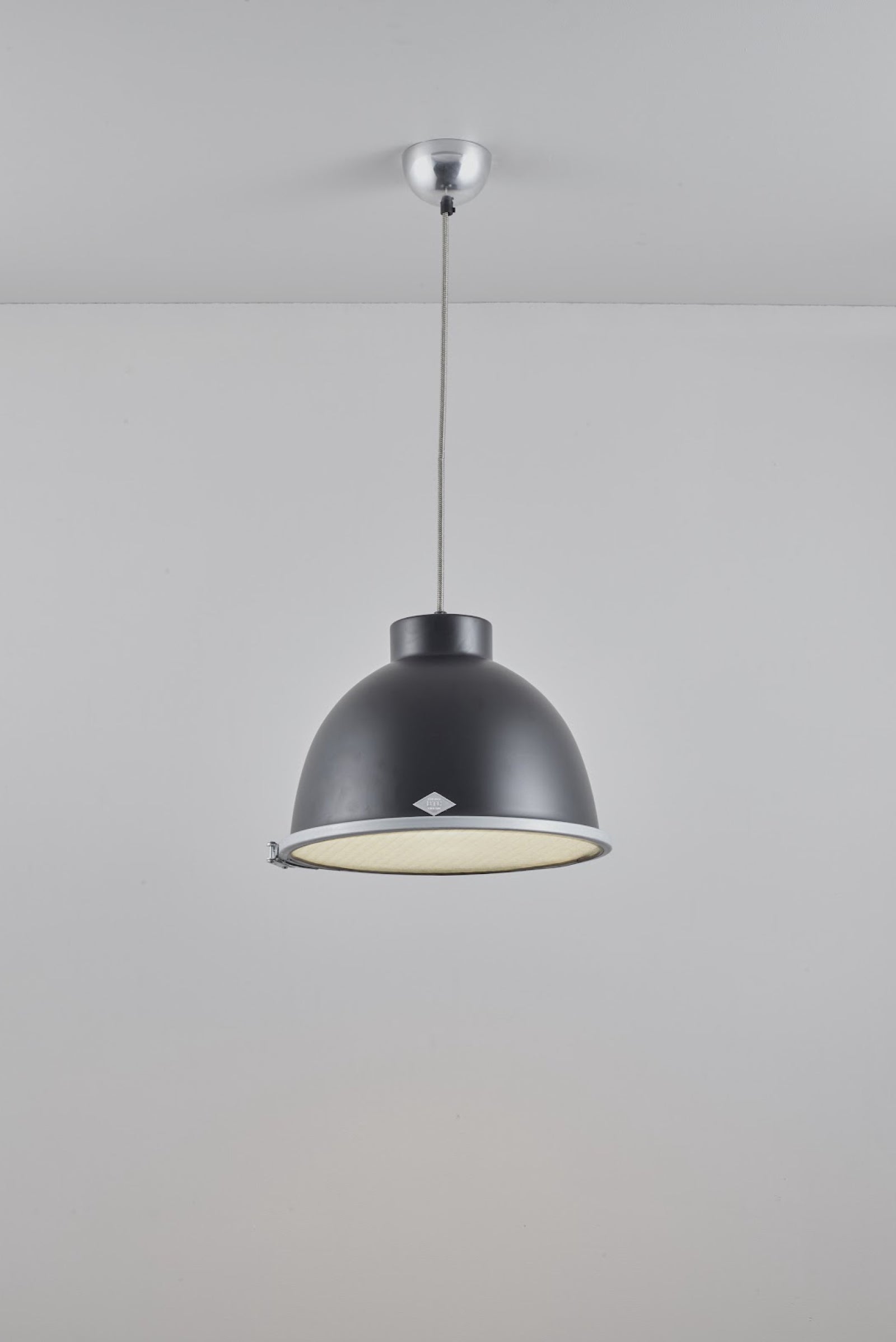 Variant Image for Noir / Armé