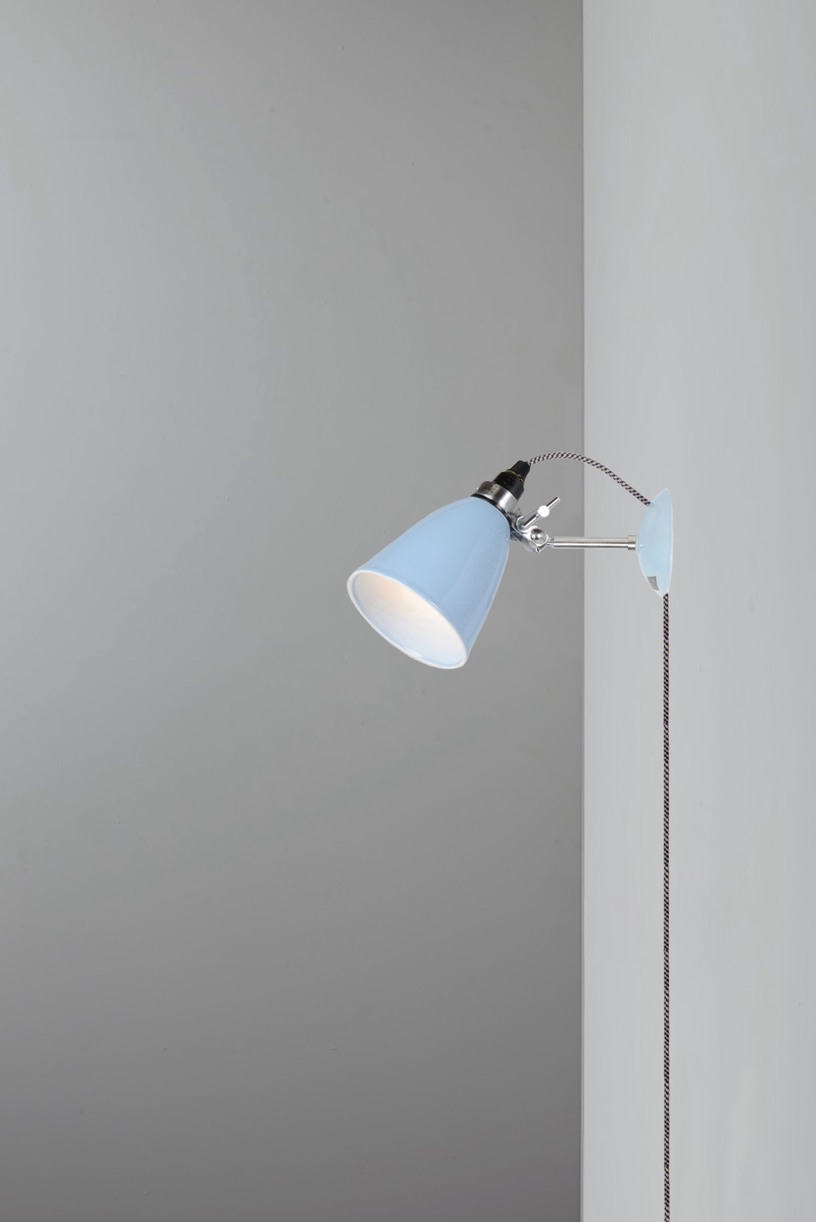 Hector Small Dome Wandleuchte mit Stecker, Schalter & Kabel
