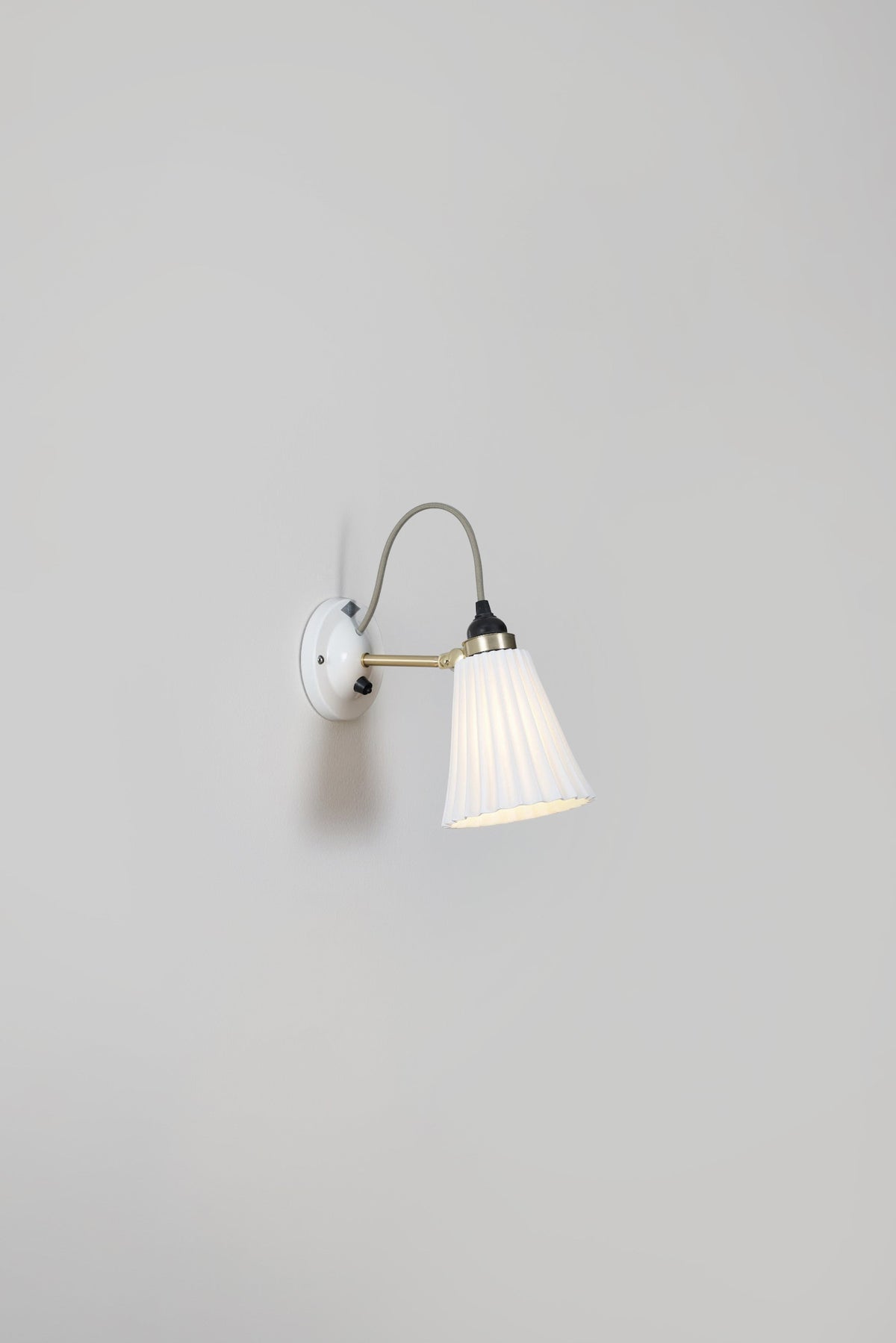 Hector Pleat Medium Wall Light, Switched, Brass