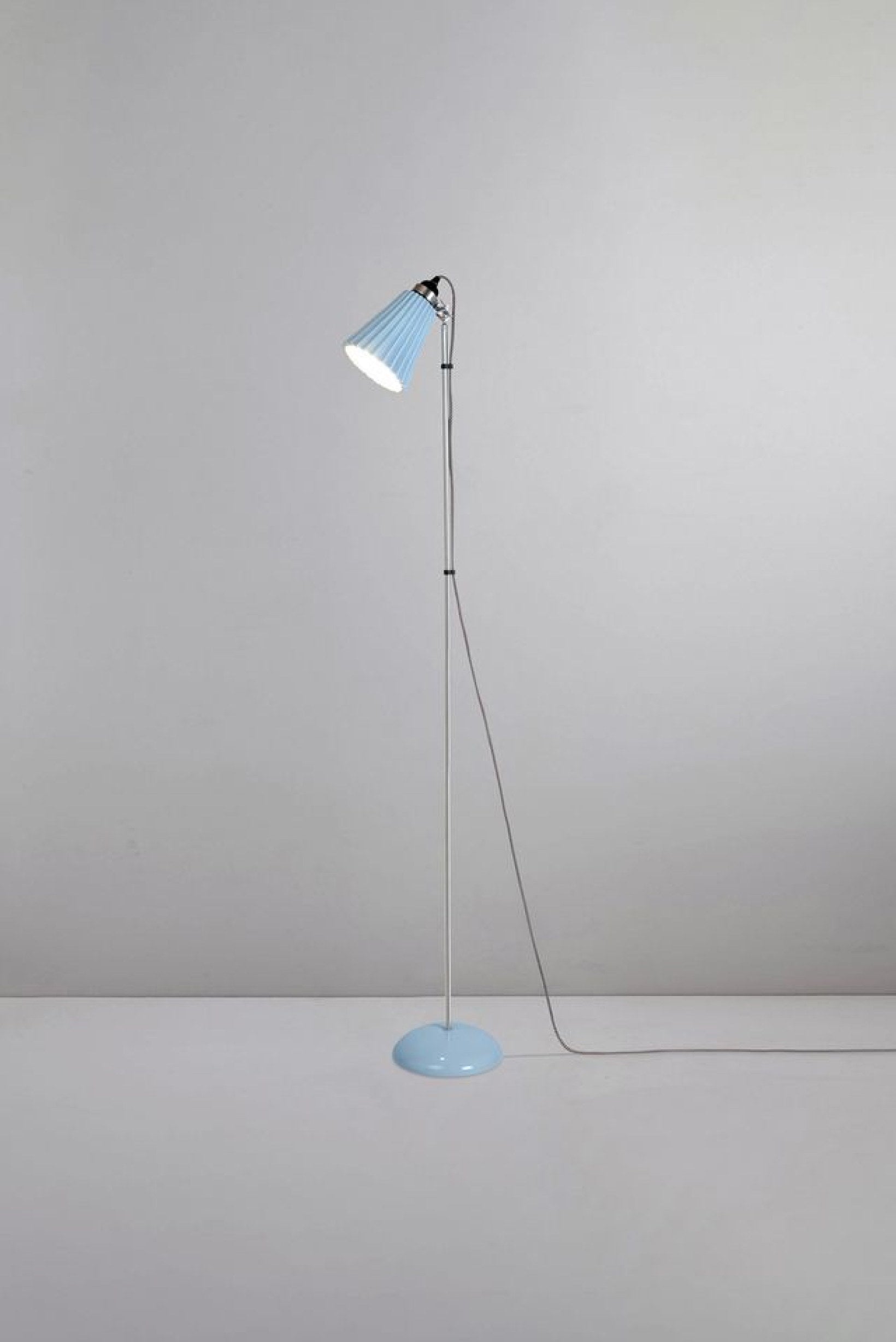 Hector Pleat Medium Stehleuchte