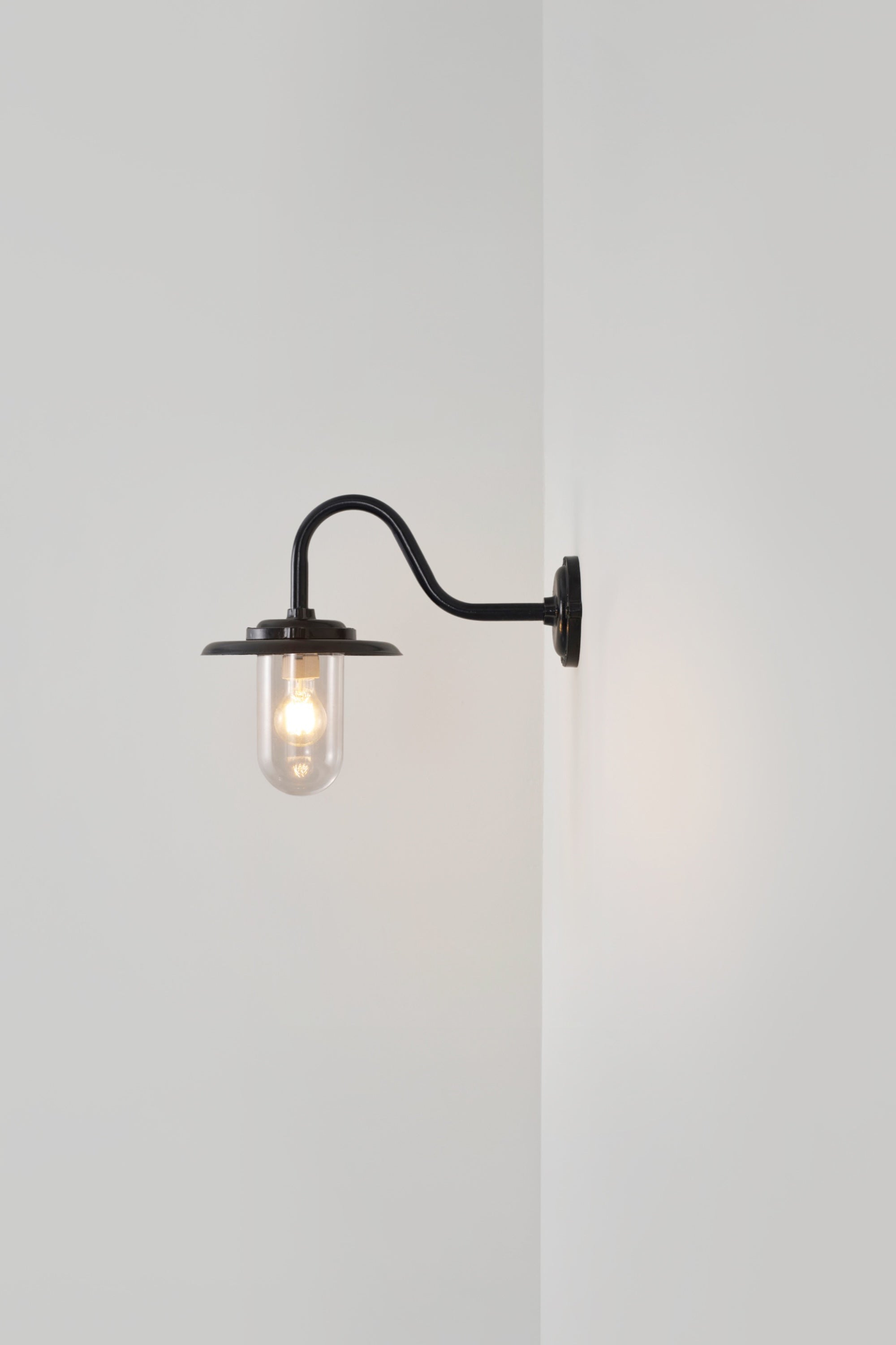 Bracket Light 7677 Außenwandleuchte mit geschwungenem Arm, 100W