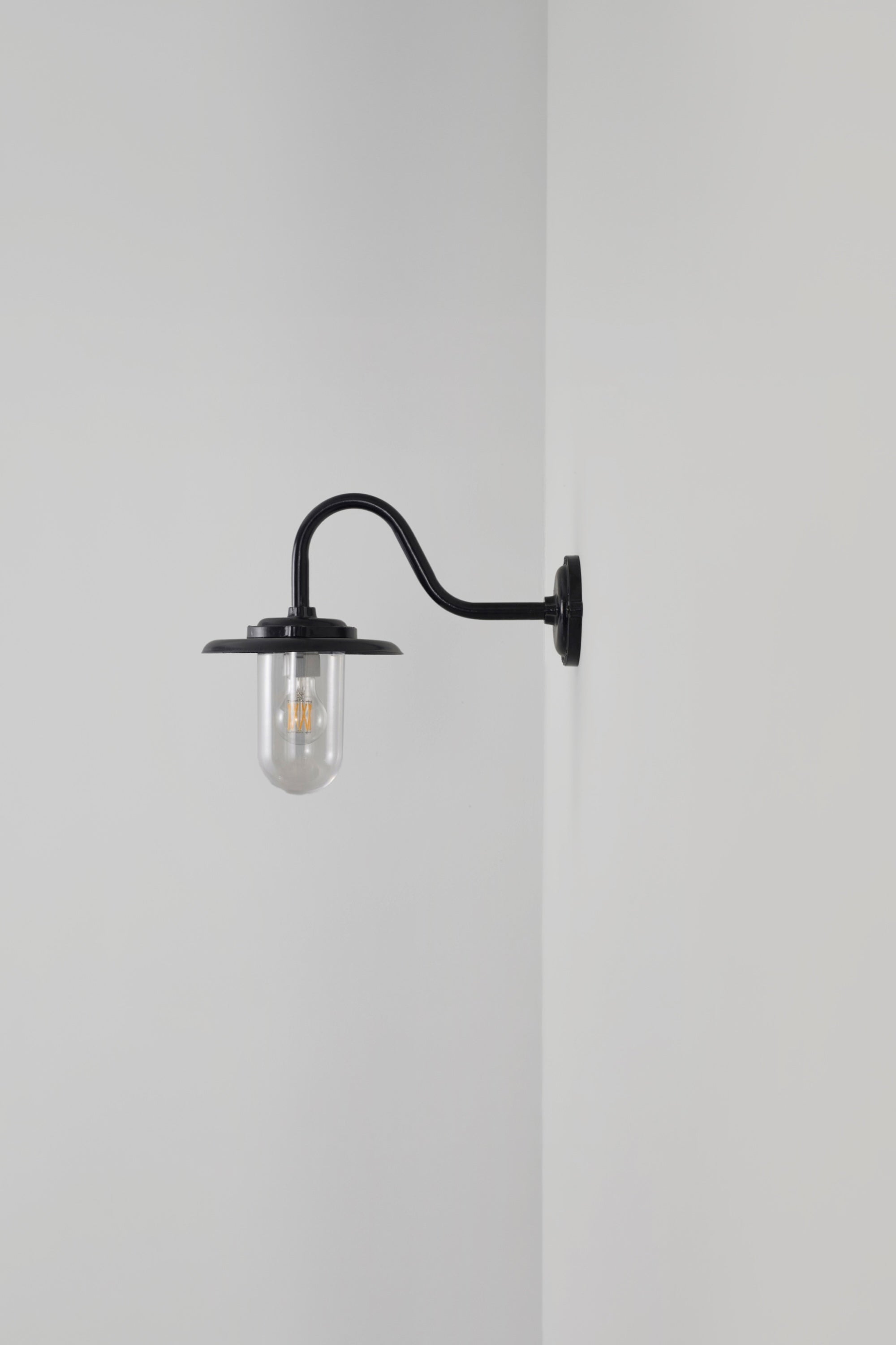 Bracket Light 7677 Außenwandleuchte mit geschwungenem Arm, 100W