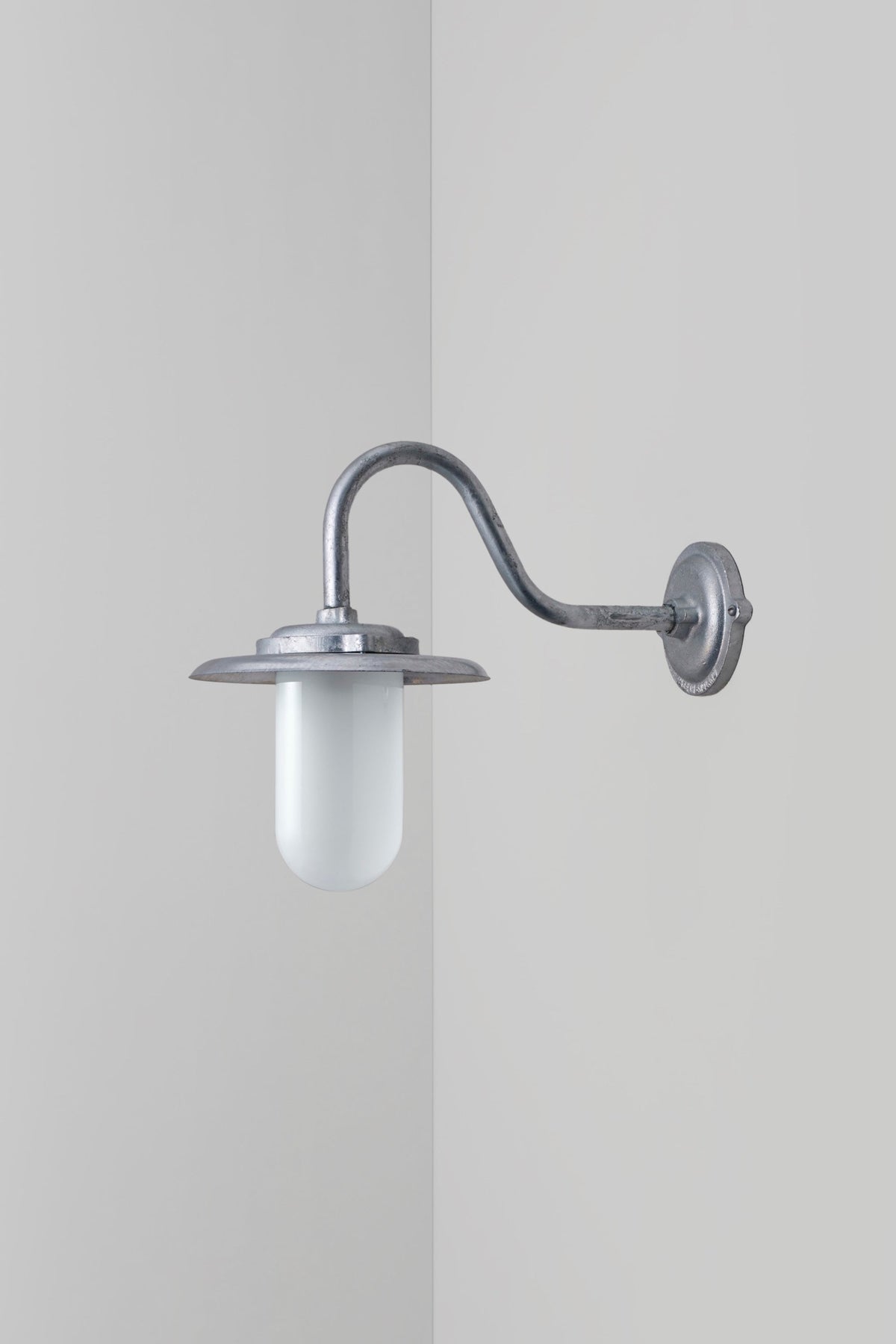 Exterior Bracket Light, 100W, 7677