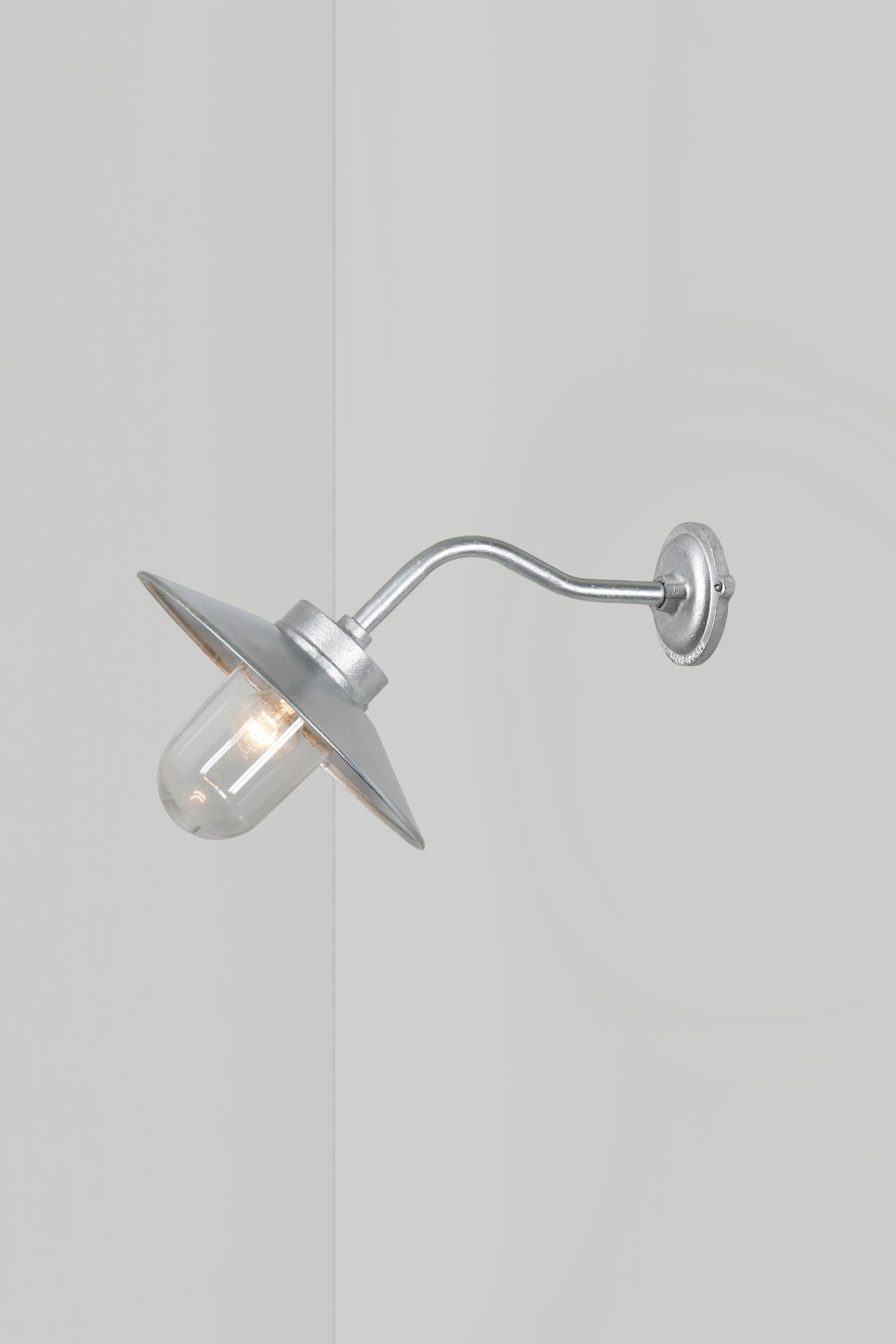 Bracket Light 7680 Außenleuchte, Geschwungen, Runde Rosette