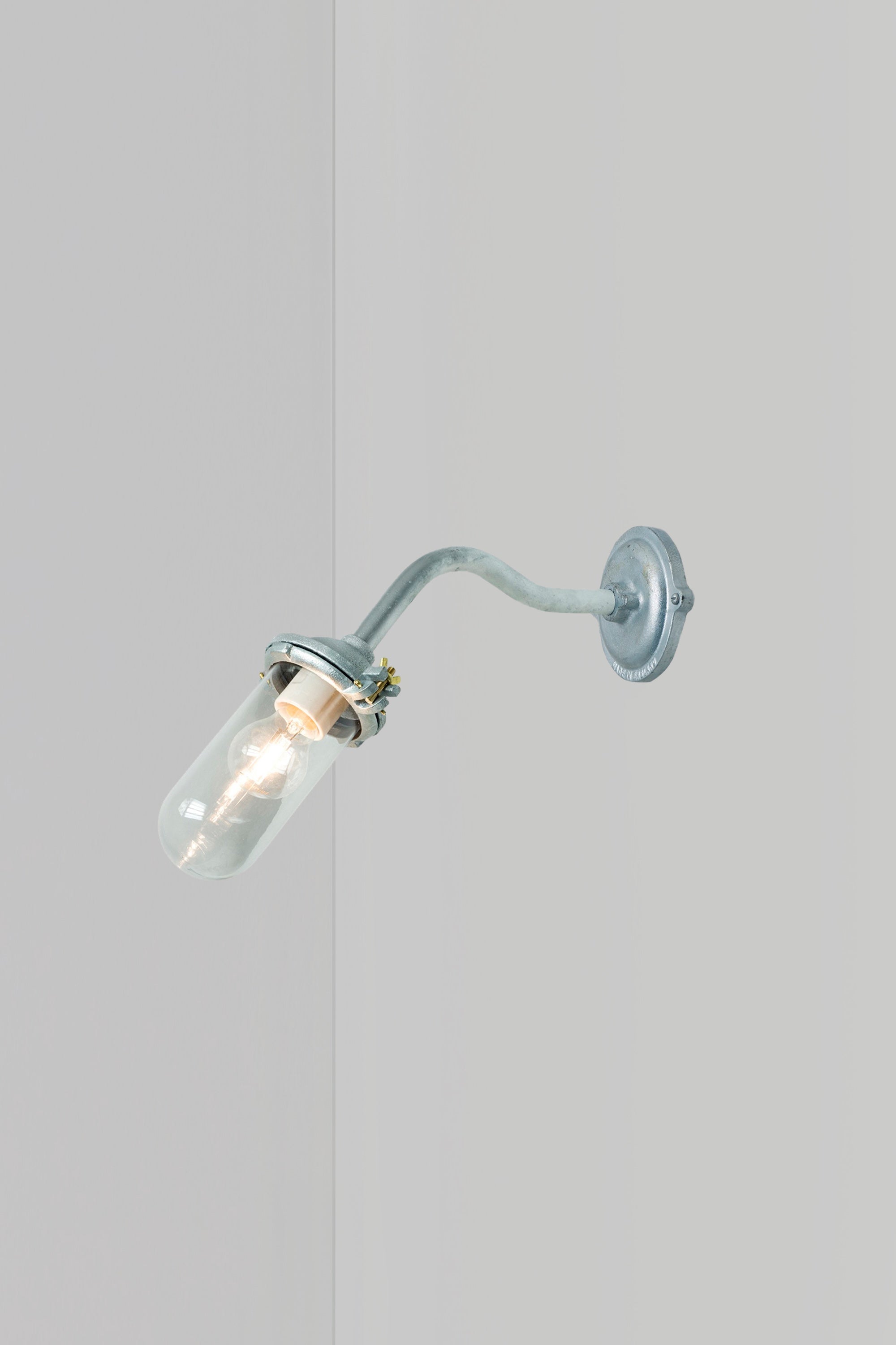 Bracket Light 7684 Außenleuchte, Geschwungen, Runde Rosette