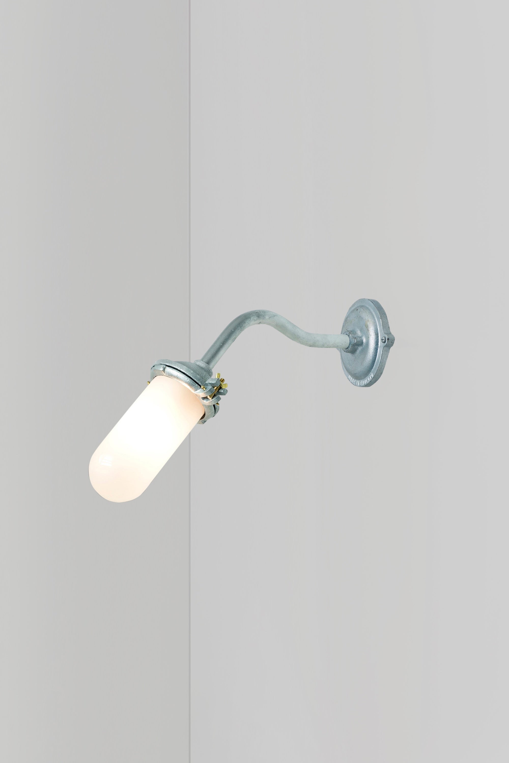 Bracket Light 7684 Außenleuchte, Geschwungen, Runde Rosette