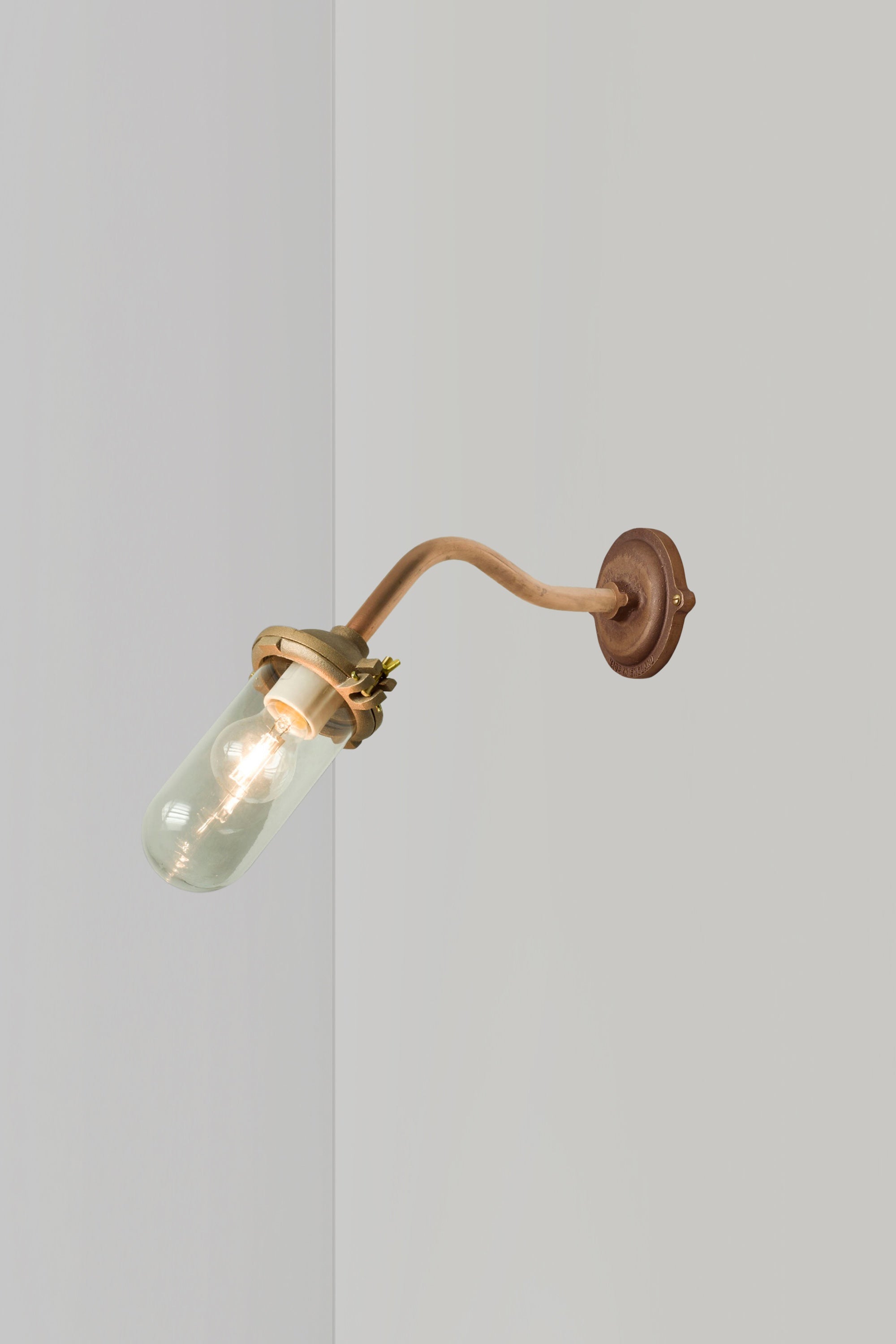 Bracket Light 7684 Außenleuchte, Geschwungen, Runde Rosette