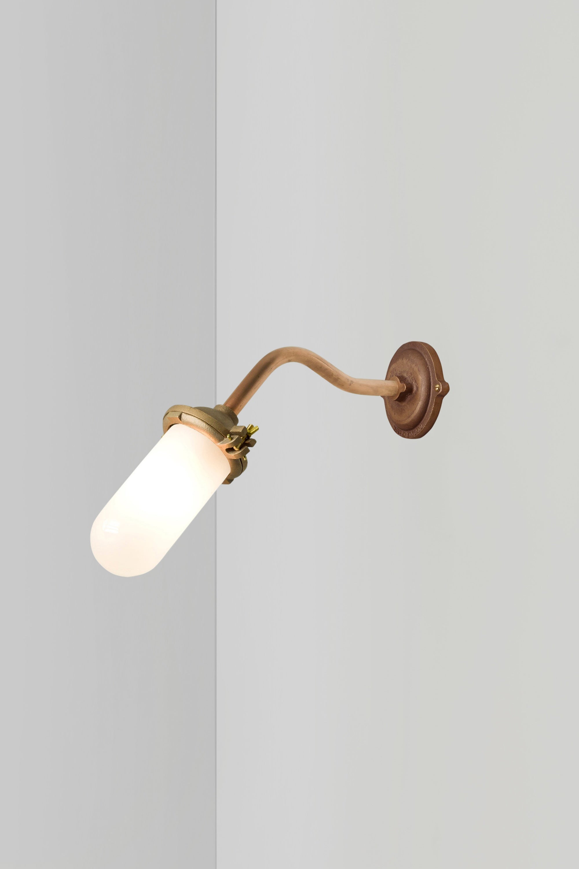 Bracket Light 7684 Außenleuchte, Geschwungen, Runde Rosette