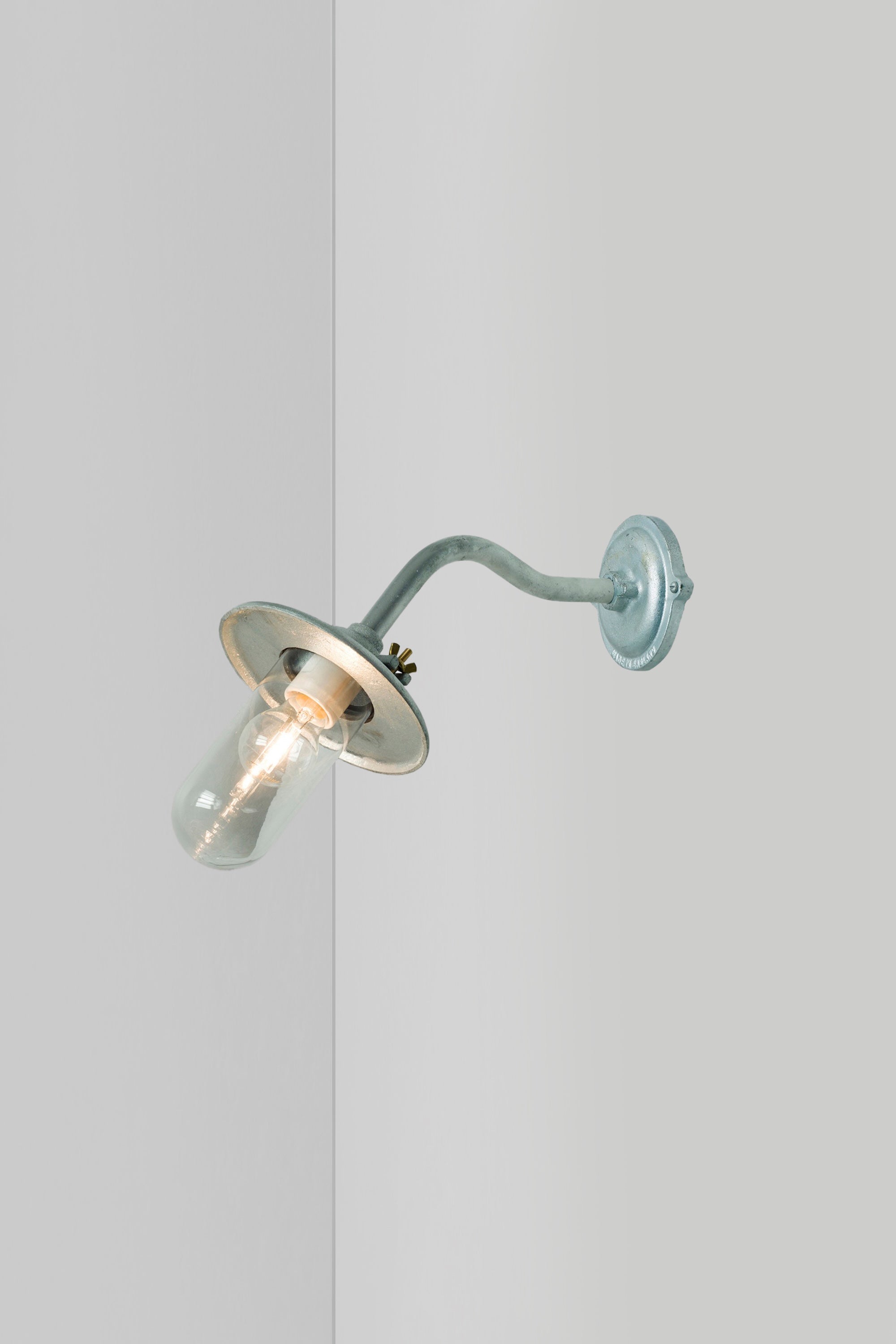 Bracket Light 7685 Außenleuchte, Geschwungen, Runde Rosette